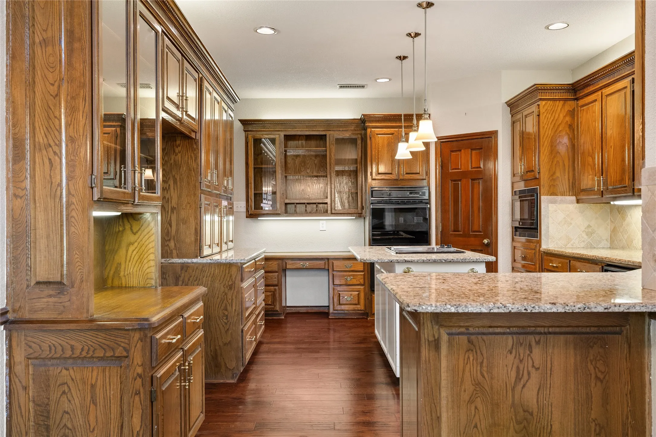 Single Family Residence For Sale in Collin County , 820 Foxwood Lane, Wylie, Texas 75098, 3 Bedroom, 3 Bathroom, 2 Garage spaces, 2,619 Sqft, built in 1988, Preowned, mls#21251533, Real Estate Agent in Wylie, Homes For Sale in Collin county, Homes For Sale in Wylie, Realtor in Wylie Texas, Real Estate Brokerage Independent Realty Texas, Luminita Cordes Realtor