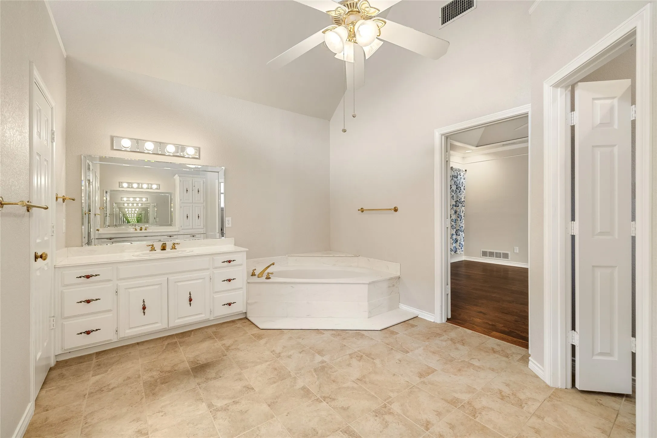 Single Family Residence For Sale in Collin County , 820 Foxwood Lane, Wylie, Texas 75098, 3 Bedroom, 3 Bathroom, 2 Garage spaces, 2,619 Sqft, built in 1988, Preowned, mls#21251533, Real Estate Agent in Wylie, Homes For Sale in Collin county, Homes For Sale in Wylie, Realtor in Wylie Texas, Real Estate Brokerage Independent Realty Texas, Luminita Cordes Realtor