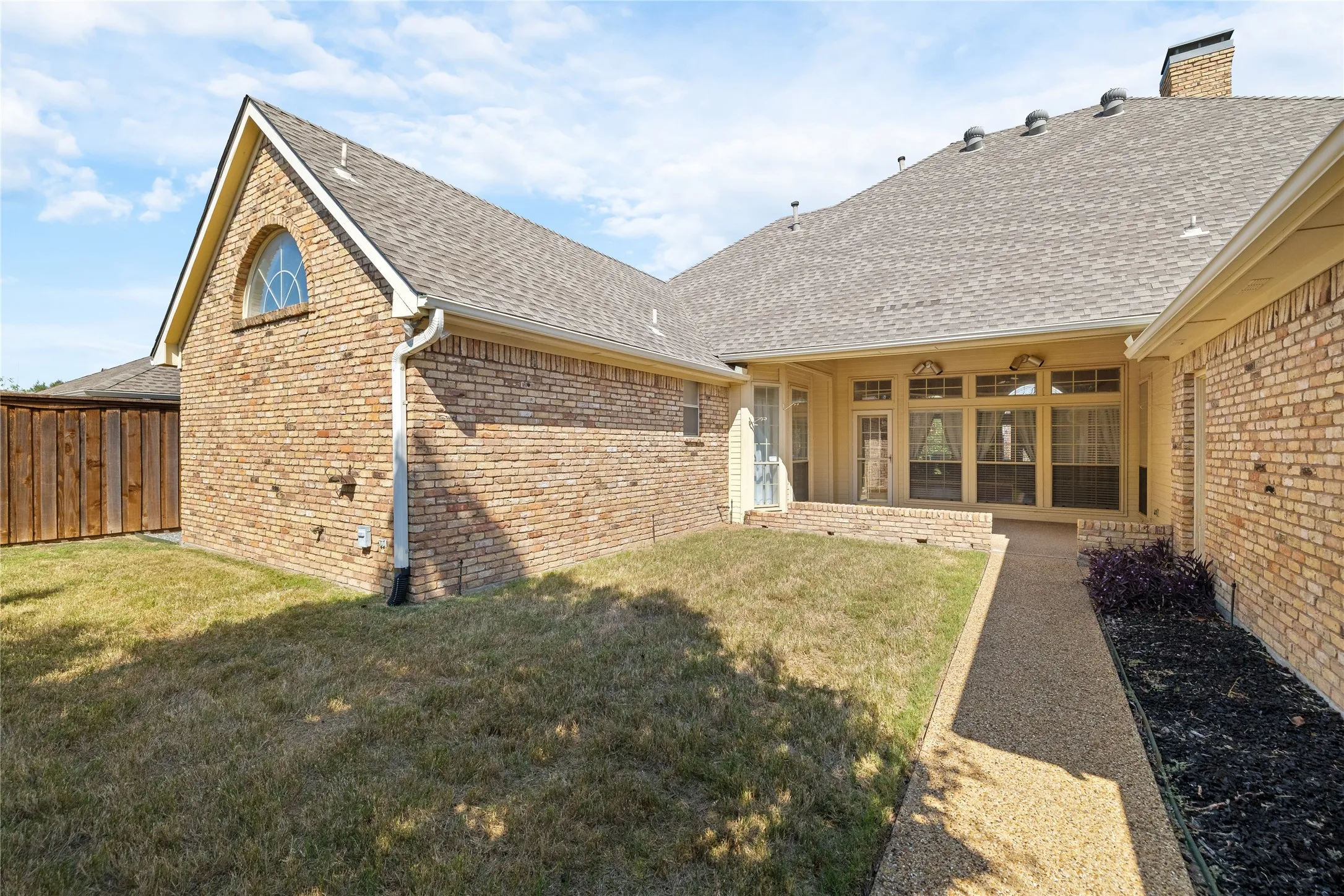 Single Family Residence For Sale in Collin County , 820 Foxwood Lane, Wylie, Texas 75098, 3 Bedroom, 3 Bathroom, 2 Garage spaces, 2,619 Sqft, built in 1988, Preowned, mls#21251533, Real Estate Agent in Wylie, Homes For Sale in Collin county, Homes For Sale in Wylie, Realtor in Wylie Texas, Real Estate Brokerage Independent Realty Texas, Luminita Cordes Realtor