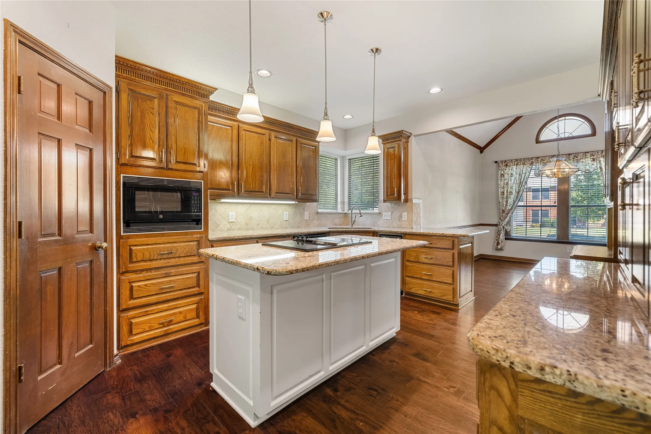 Single Family Residence For Sale in Collin County , 820 Foxwood Lane, Wylie, Texas 75098, 3 Bedroom, 3 Bathroom, 2 Garage spaces, 2,619 Sqft, built in 1988, Preowned, mls#21251533, Real Estate Agent in Wylie, Homes For Sale in Collin county, Homes For Sale in Wylie, Realtor in Wylie Texas, Real Estate Brokerage Independent Realty Texas, Luminita Cordes Realtor
