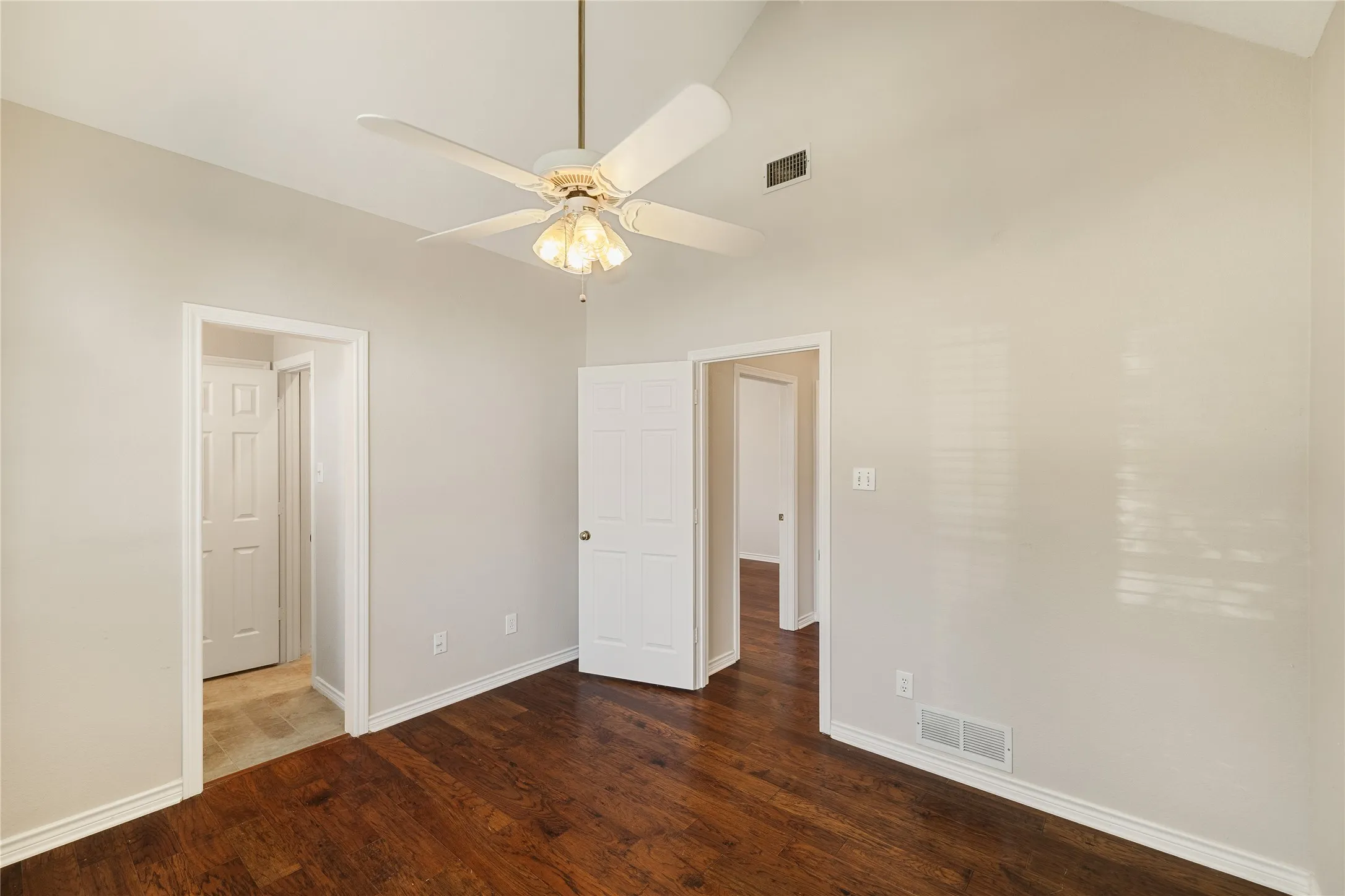 Single Family Residence For Sale in Collin County , 820 Foxwood Lane, Wylie, Texas 75098, 3 Bedroom, 3 Bathroom, 2 Garage spaces, 2,619 Sqft, built in 1988, Preowned, mls#21251533, Real Estate Agent in Wylie, Homes For Sale in Collin county, Homes For Sale in Wylie, Realtor in Wylie Texas, Real Estate Brokerage Independent Realty Texas, Luminita Cordes Realtor