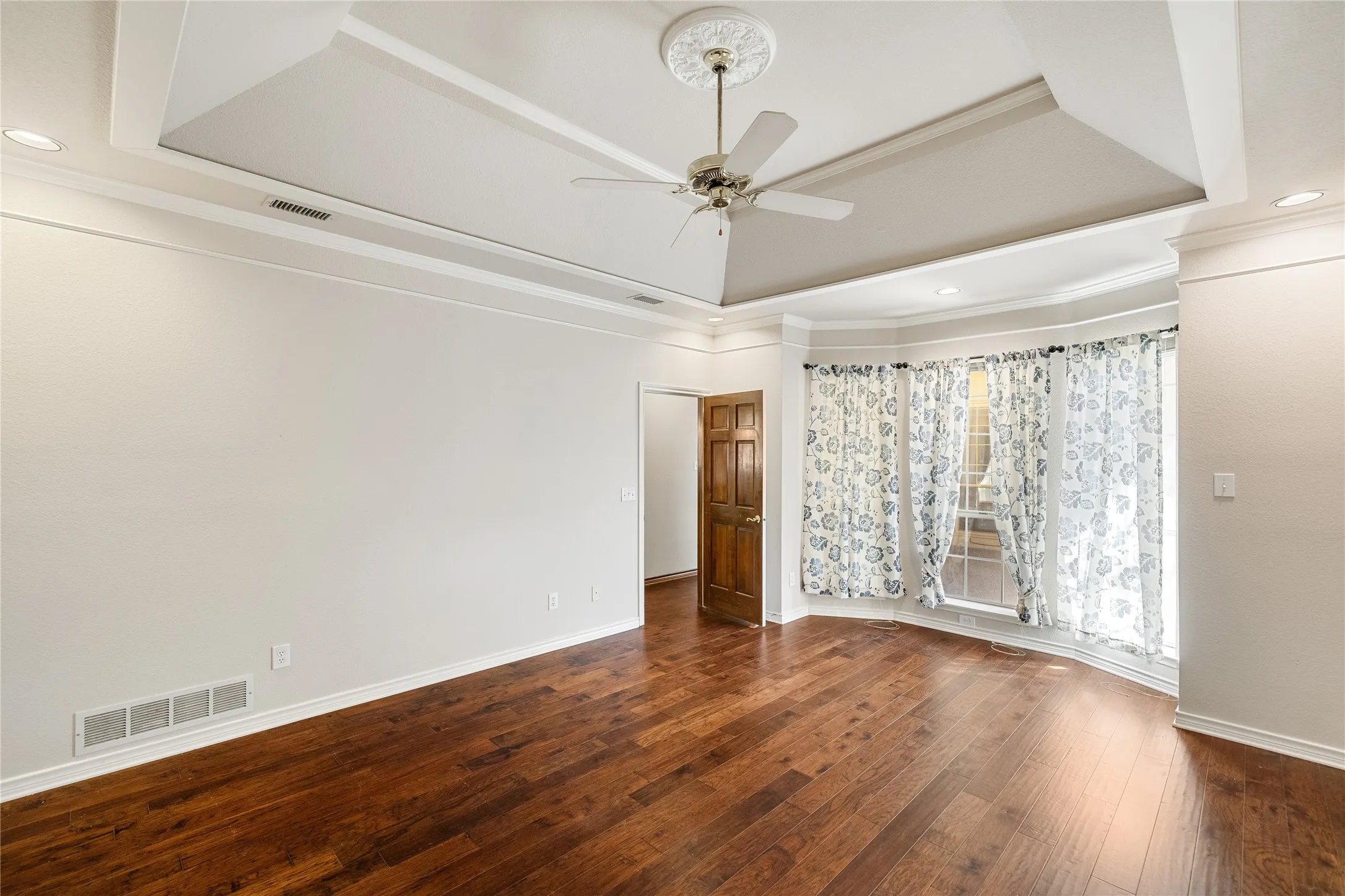 Single Family Residence For Sale in Collin County , 820 Foxwood Lane, Wylie, Texas 75098, 3 Bedroom, 3 Bathroom, 2 Garage spaces, 2,619 Sqft, built in 1988, Preowned, mls#21251533, Real Estate Agent in Wylie, Homes For Sale in Collin county, Homes For Sale in Wylie, Realtor in Wylie Texas, Real Estate Brokerage Independent Realty Texas, Luminita Cordes Realtor