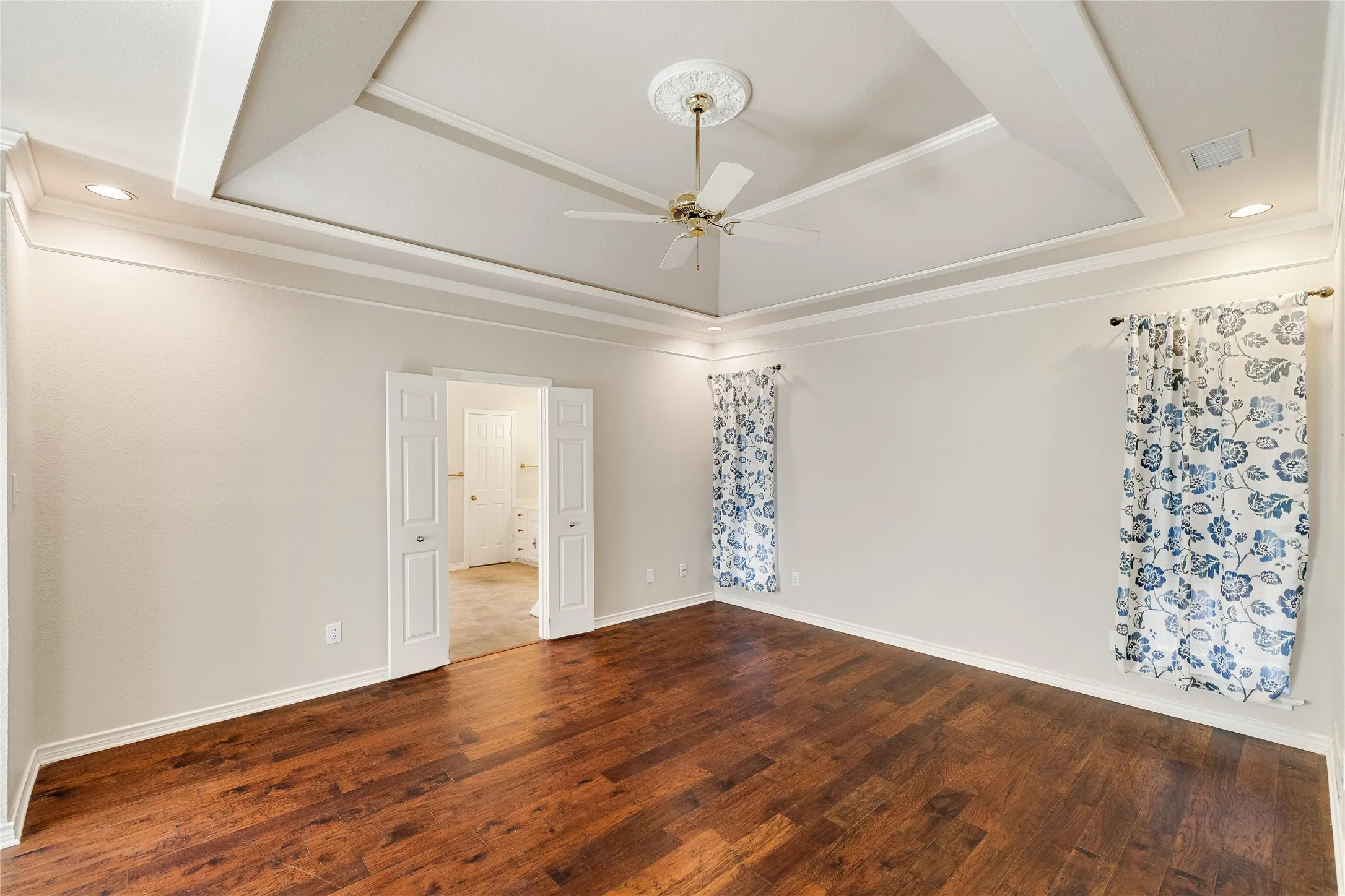 Single Family Residence For Sale in Collin County , 820 Foxwood Lane, Wylie, Texas 75098, 3 Bedroom, 3 Bathroom, 2 Garage spaces, 2,619 Sqft, built in 1988, Preowned, mls#21251533, Real Estate Agent in Wylie, Homes For Sale in Collin county, Homes For Sale in Wylie, Realtor in Wylie Texas, Real Estate Brokerage Independent Realty Texas, Luminita Cordes Realtor
