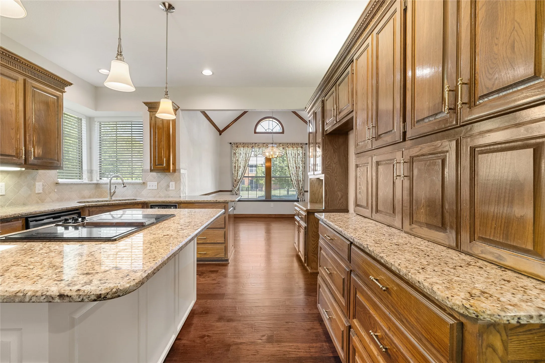 Single Family Residence For Sale in Collin County , 820 Foxwood Lane, Wylie, Texas 75098, 3 Bedroom, 3 Bathroom, 2 Garage spaces, 2,619 Sqft, built in 1988, Preowned, mls#21251533, Real Estate Agent in Wylie, Homes For Sale in Collin county, Homes For Sale in Wylie, Realtor in Wylie Texas, Real Estate Brokerage Independent Realty Texas, Luminita Cordes Realtor