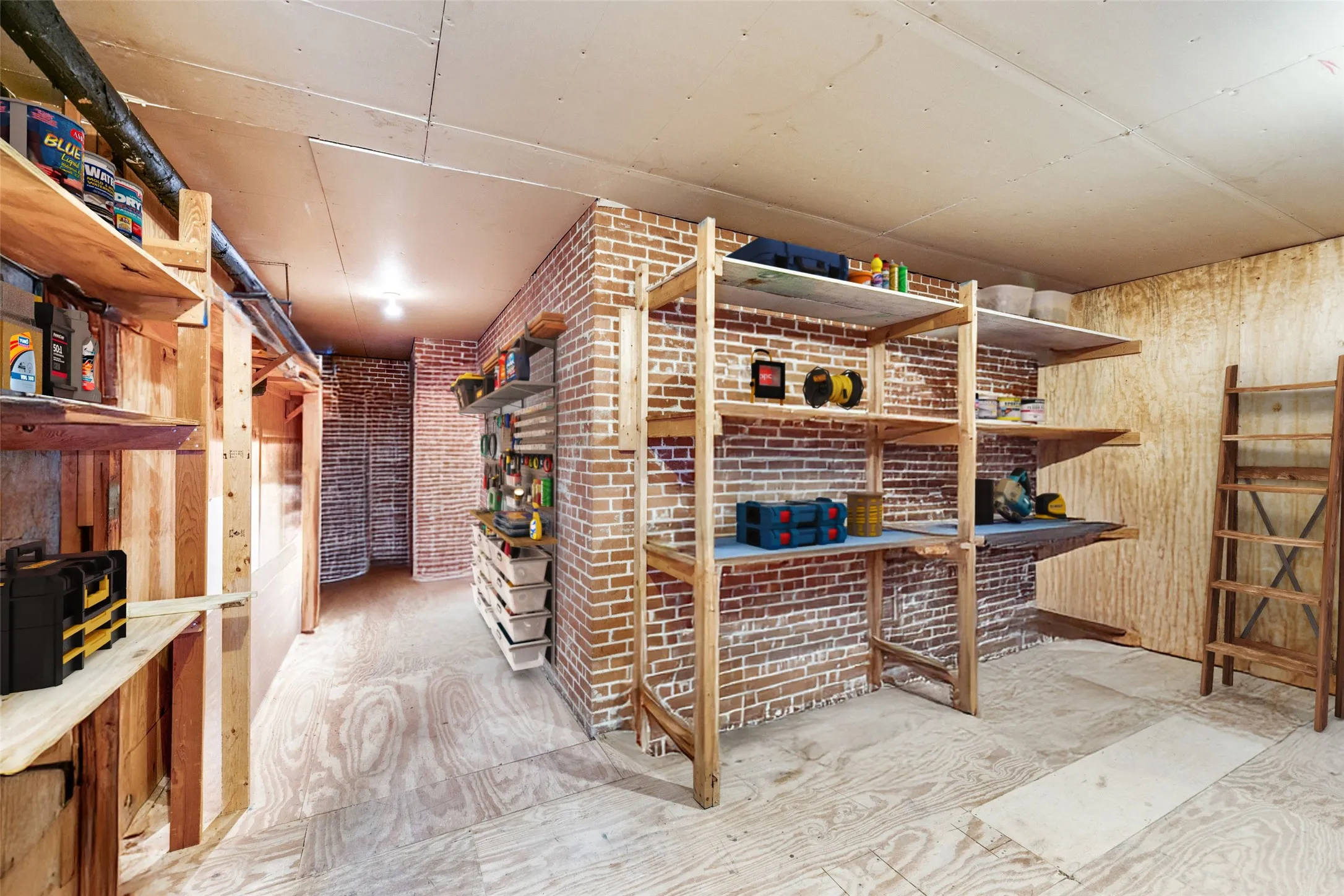Huge additional storage area on 3rd floor