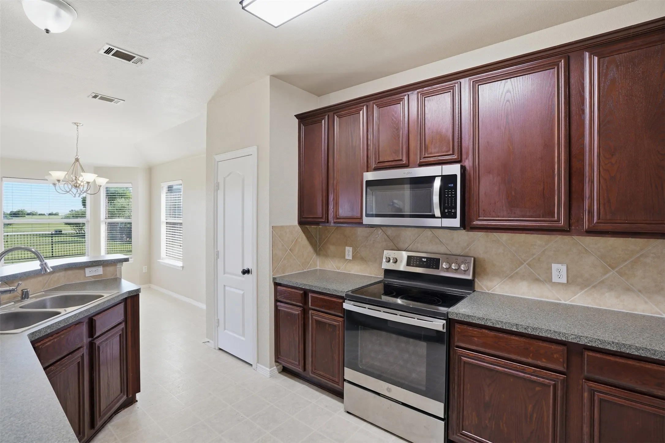 Single Family Residence For Sale in Johnson County , 7229 Muirfield Drive, Cleburne, Texas 76033, 4 Bedroom, 2 Bathroom, 2 Garage spaces, 2,078 Sqft, built in 2005, Preowned, mls#21239451, Real Estate Agent in Cleburne, Homes For Sale in Johnson county, Homes For Sale in Cleburne, Realtor in Cleburne Texas, Real Estate Brokerage Independent Realty Texas, Luminita Cordes Realtor