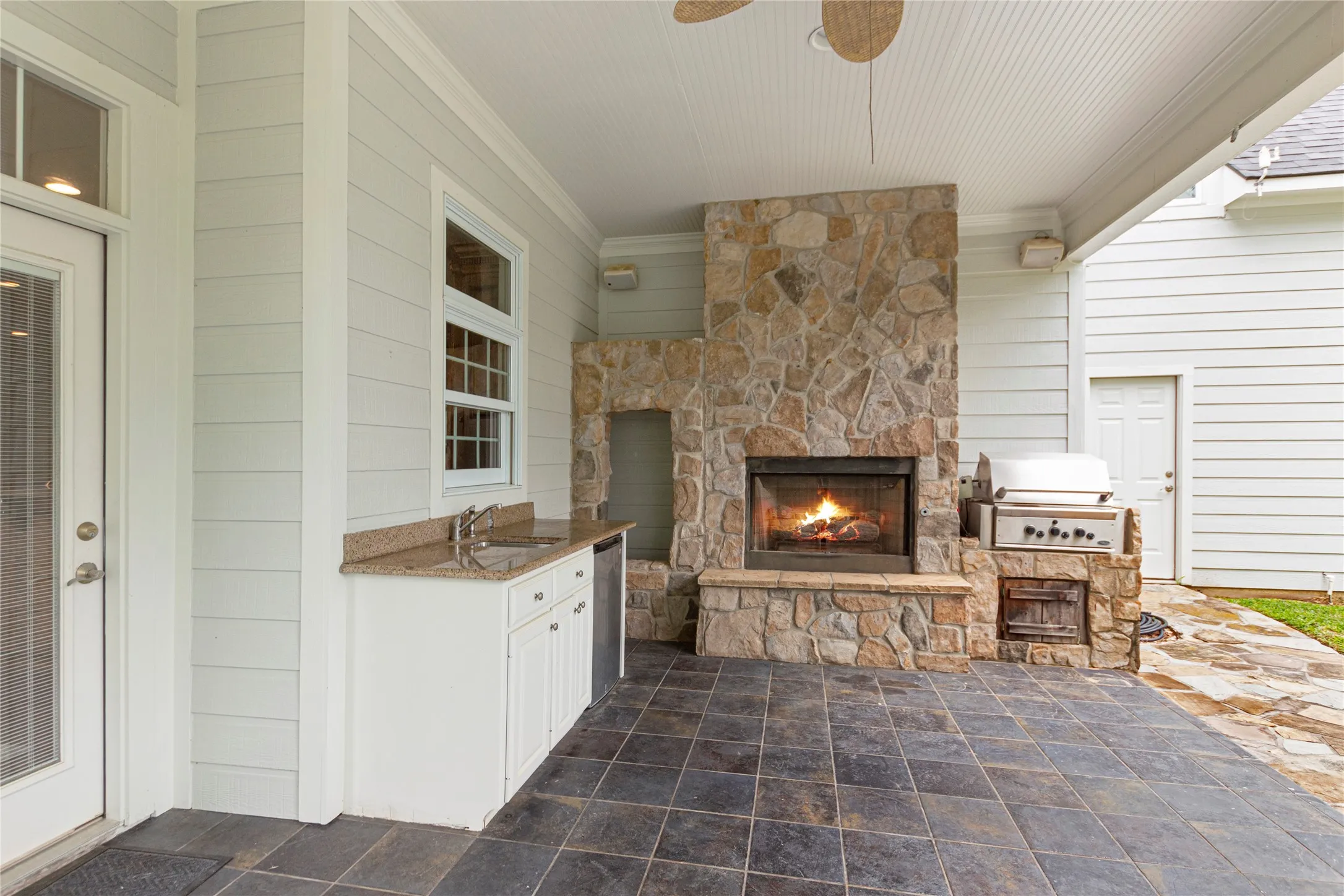 Single Family Residence For Sale in Cherokee County , 155 Eagles Bluff Boulevard, Bullard, Texas 75757, 5 Bedroom, 4 Bathroom, 2 Garage spaces, 4,067 Sqft, built in 2002, Preowned, Price $859,900, mls#21251580, Real Estate Agent in Bullard, Homes For Sale in Cherokee county, Homes For Sale in Bullard, Realtor in Bullard Texas, Real Estate Brokerage Independent Realty Texas, Luminita Cordes Realtor