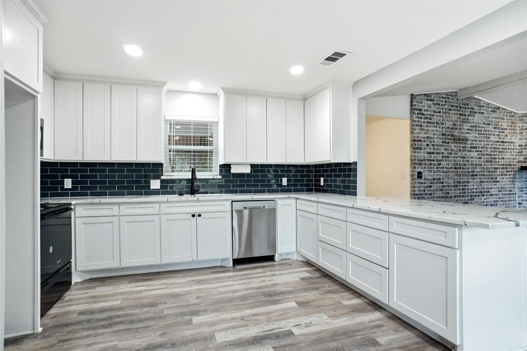 Single Family Residence For Sale in Tarrant County , 261 Timberlake Drive, Azle, Texas 76020, 4 Bedroom, 2 Bathroom, 2 Garage spaces, 2,128 Sqft, built in 1973, mls#21247918, Real Estate Agent in Azle, Homes For Sale in Tarrant county, Homes For Sale in Azle, Realtor in Azle Texas, Real Estate Brokerage Independent Realty Texas, Luminita Cordes Realtor