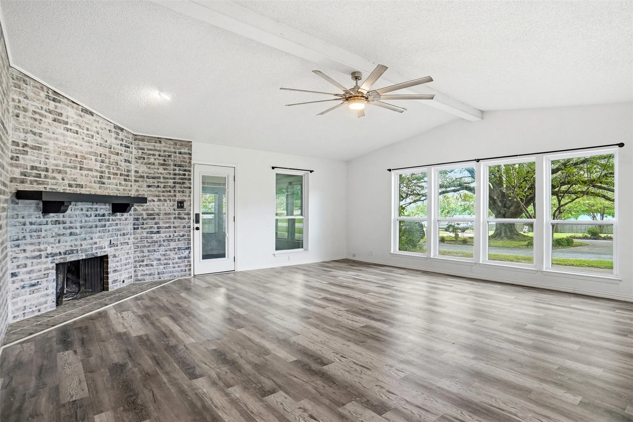 Single Family Residence For Sale in Tarrant County , 261 Timberlake Drive, Azle, Texas 76020, 4 Bedroom, 2 Bathroom, 2 Garage spaces, 2,128 Sqft, built in 1973, mls#21247918, Real Estate Agent in Azle, Homes For Sale in Tarrant county, Homes For Sale in Azle, Realtor in Azle Texas, Real Estate Brokerage Independent Realty Texas, Luminita Cordes Realtor