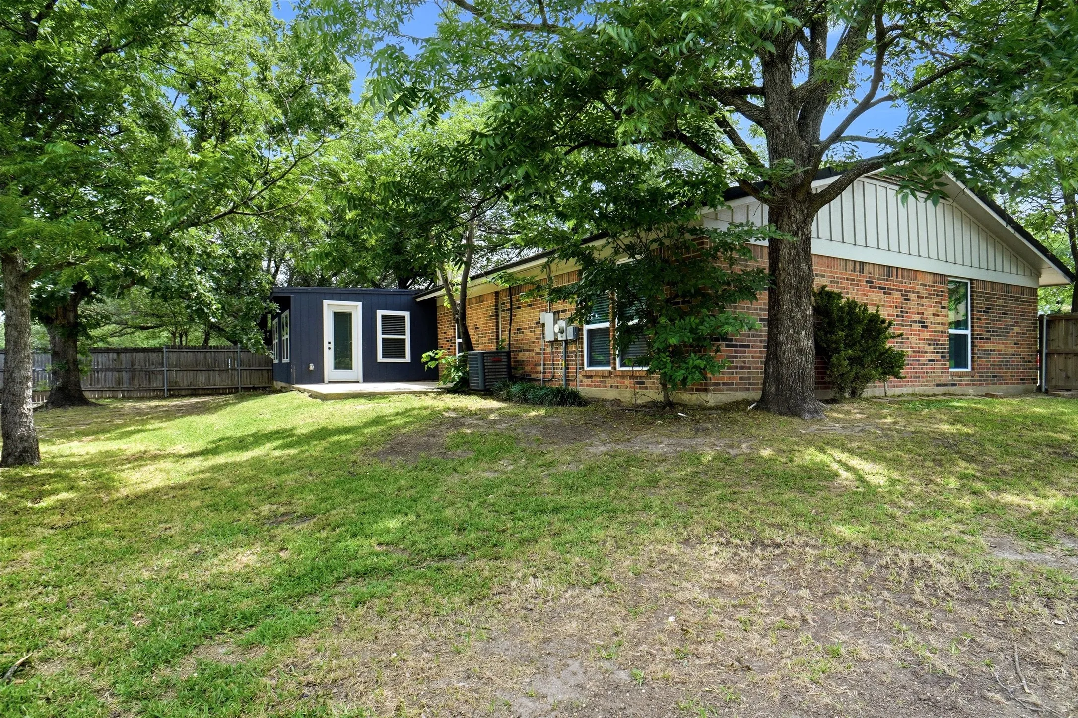 Single Family Residence For Sale in Tarrant County , 261 Timberlake Drive, Azle, Texas 76020, 4 Bedroom, 2 Bathroom, 2 Garage spaces, 2,128 Sqft, built in 1973, mls#21247918, Real Estate Agent in Azle, Homes For Sale in Tarrant county, Homes For Sale in Azle, Realtor in Azle Texas, Real Estate Brokerage Independent Realty Texas, Luminita Cordes Realtor