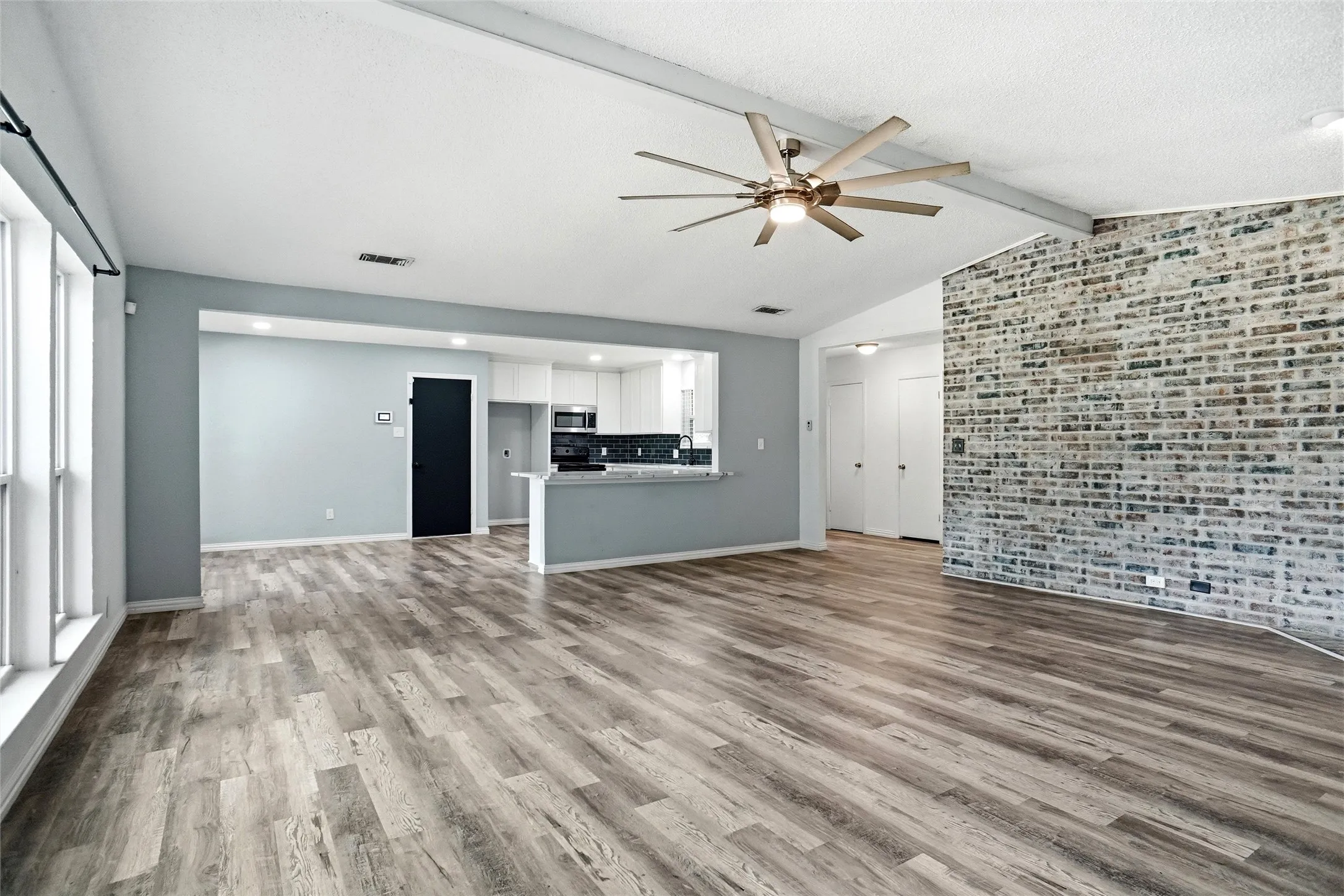 Single Family Residence For Sale in Tarrant County , 261 Timberlake Drive, Azle, Texas 76020, 4 Bedroom, 2 Bathroom, 2 Garage spaces, 2,128 Sqft, built in 1973, mls#21247918, Real Estate Agent in Azle, Homes For Sale in Tarrant county, Homes For Sale in Azle, Realtor in Azle Texas, Real Estate Brokerage Independent Realty Texas, Luminita Cordes Realtor