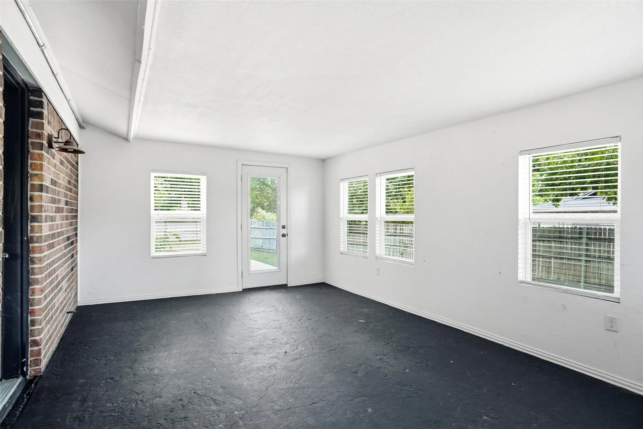 Single Family Residence For Sale in Tarrant County , 261 Timberlake Drive, Azle, Texas 76020, 4 Bedroom, 2 Bathroom, 2 Garage spaces, 2,128 Sqft, built in 1973, mls#21247918, Real Estate Agent in Azle, Homes For Sale in Tarrant county, Homes For Sale in Azle, Realtor in Azle Texas, Real Estate Brokerage Independent Realty Texas, Luminita Cordes Realtor