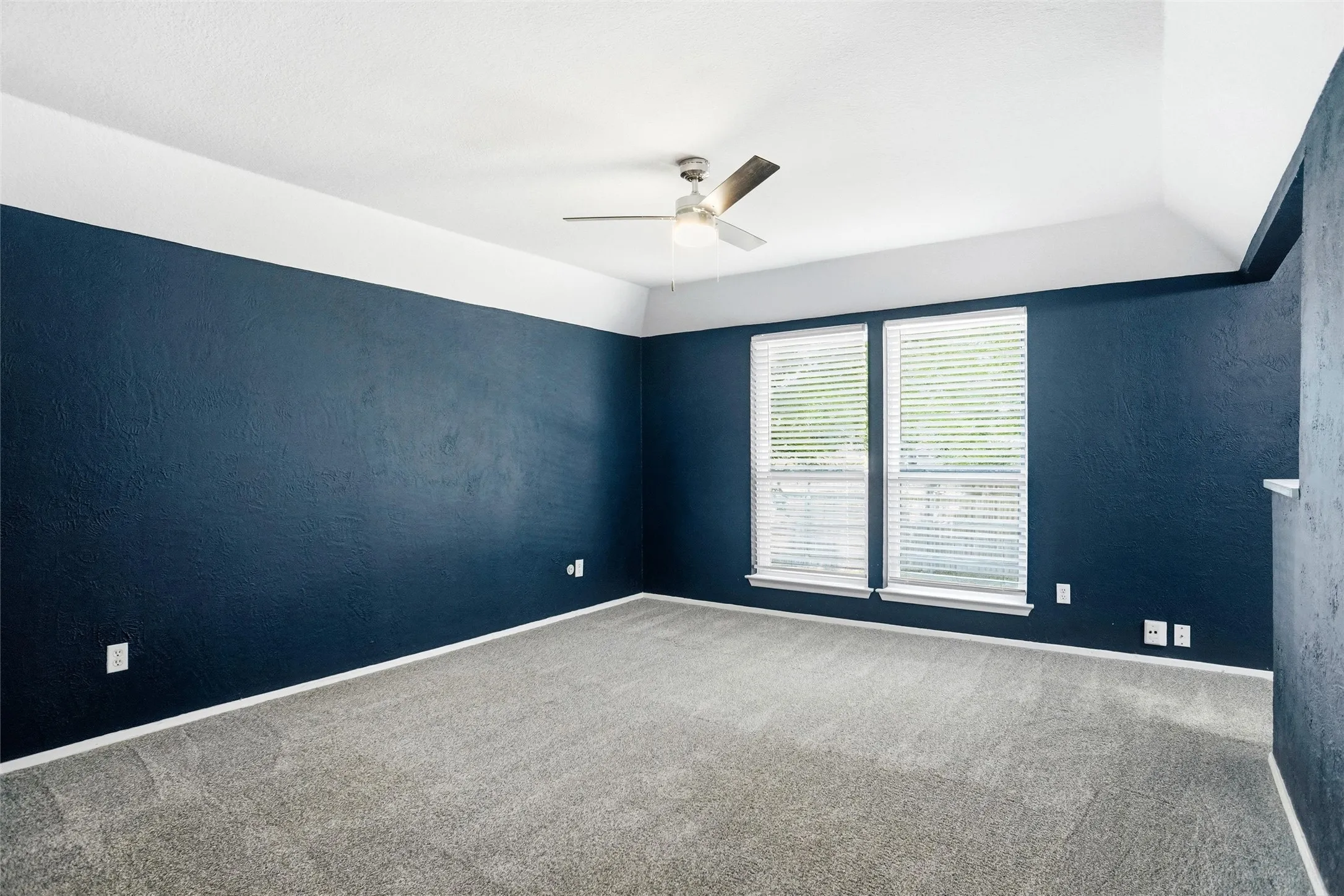 Single Family Residence For Sale in Tarrant County , 261 Timberlake Drive, Azle, Texas 76020, 4 Bedroom, 2 Bathroom, 2 Garage spaces, 2,128 Sqft, built in 1973, mls#21247918, Real Estate Agent in Azle, Homes For Sale in Tarrant county, Homes For Sale in Azle, Realtor in Azle Texas, Real Estate Brokerage Independent Realty Texas, Luminita Cordes Realtor