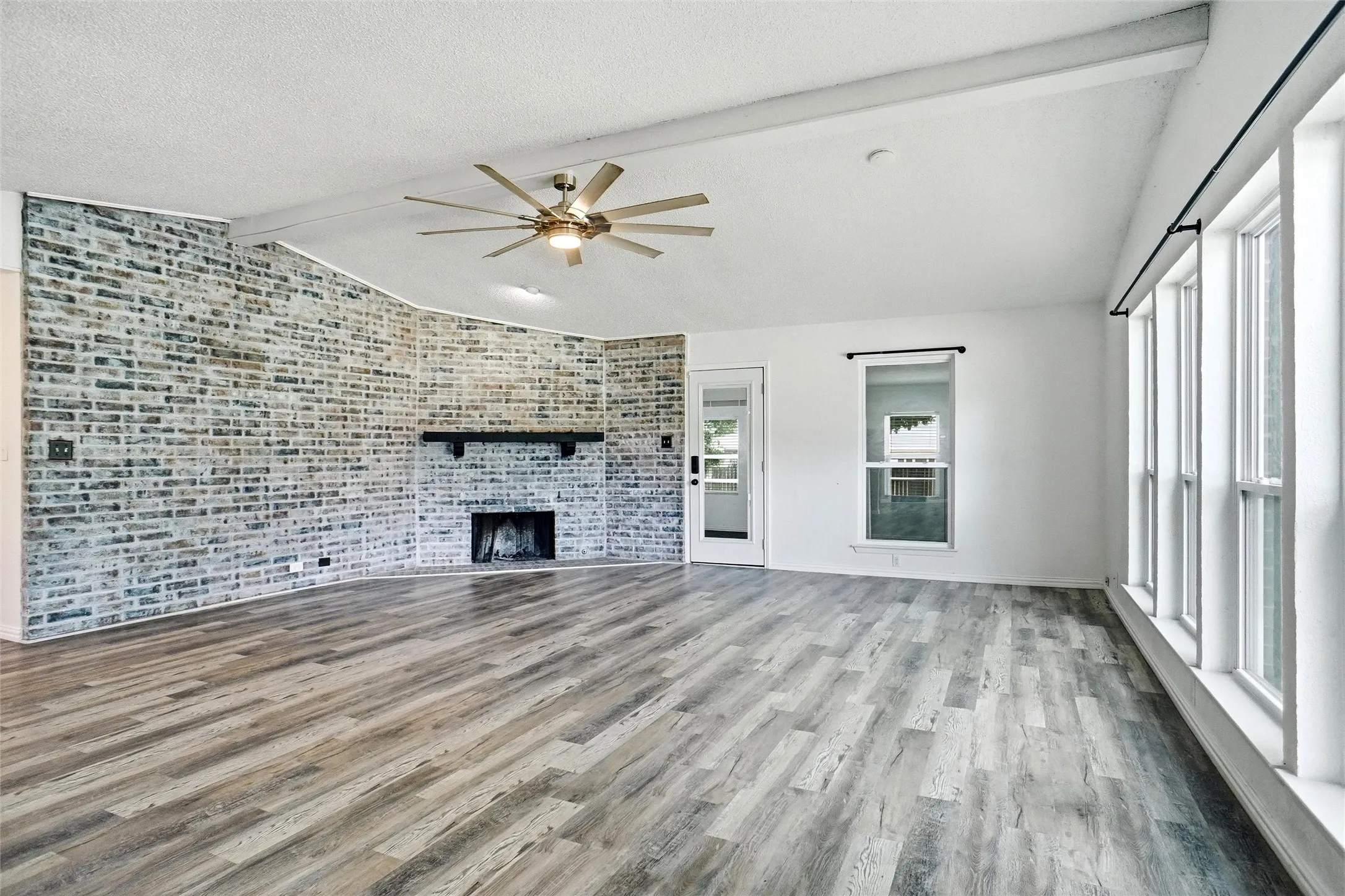 Single Family Residence For Sale in Tarrant County , 261 Timberlake Drive, Azle, Texas 76020, 4 Bedroom, 2 Bathroom, 2 Garage spaces, 2,128 Sqft, built in 1973, mls#21247918, Real Estate Agent in Azle, Homes For Sale in Tarrant county, Homes For Sale in Azle, Realtor in Azle Texas, Real Estate Brokerage Independent Realty Texas, Luminita Cordes Realtor