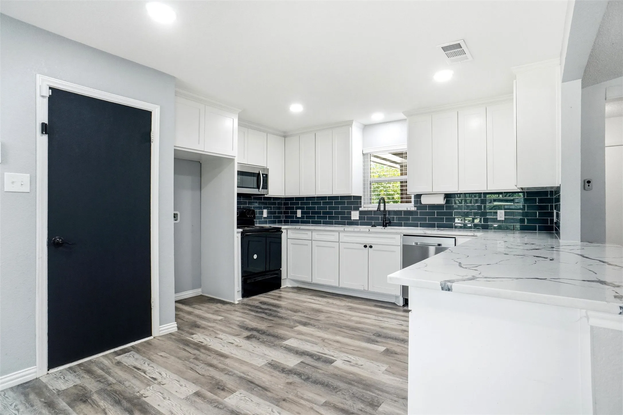 Single Family Residence For Sale in Tarrant County , 261 Timberlake Drive, Azle, Texas 76020, 4 Bedroom, 2 Bathroom, 2 Garage spaces, 2,128 Sqft, built in 1973, mls#21247918, Real Estate Agent in Azle, Homes For Sale in Tarrant county, Homes For Sale in Azle, Realtor in Azle Texas, Real Estate Brokerage Independent Realty Texas, Luminita Cordes Realtor