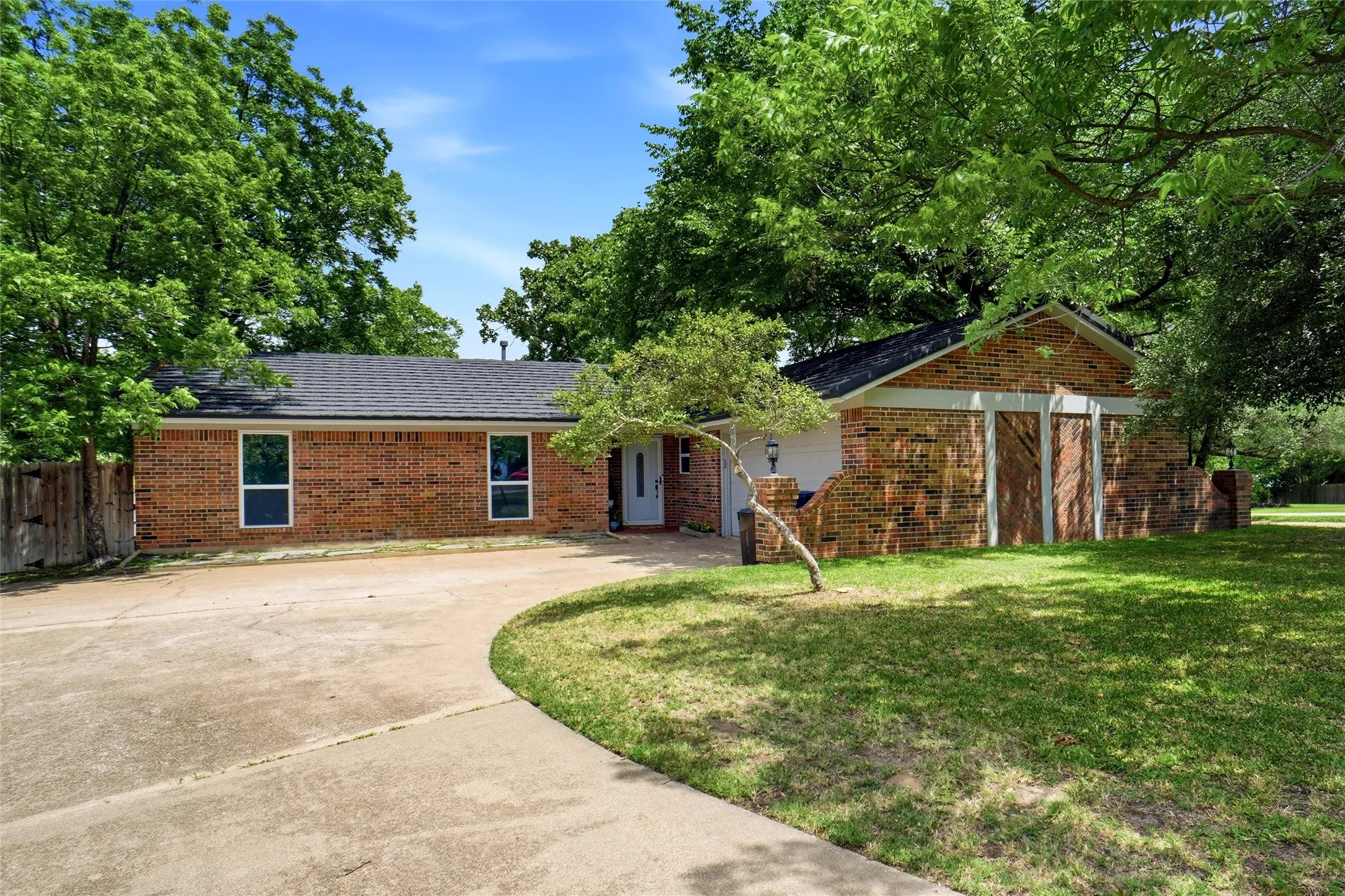 Single Family Residence For Sale in Tarrant County , 261 Timberlake Drive, Azle, Texas 76020, 4 Bedroom, 2 Bathroom, 2 Garage spaces, 2,128 Sqft, built in 1973, mls#21247918, Real Estate Agent in Azle, Homes For Sale in Tarrant county, Homes For Sale in Azle, Realtor in Azle Texas, Real Estate Brokerage Independent Realty Texas, Luminita Cordes Realtor