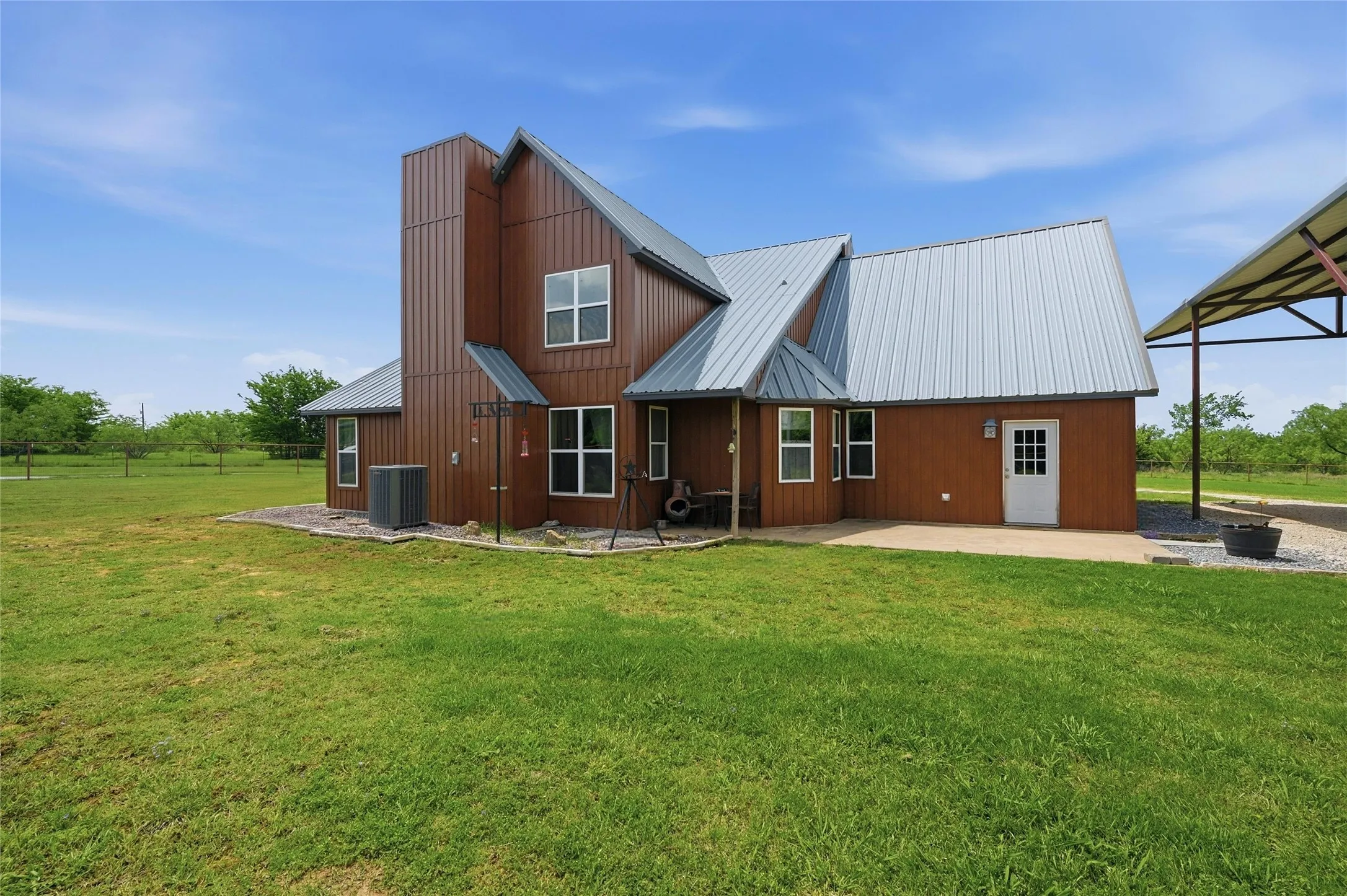 Single Family Residence For Sale in Grayson County , 4652 Old Southmayd Road, Sherman, Texas 75092, 6 Bedroom, 3 Bathroom, Garage spaces, 4,237 Sqft, built in 1999, Preowned, Price $1,200,000, mls#21249800, Real Estate Agent in Sherman, Homes For Sale in Grayson county, Homes For Sale in Sherman, Realtor in Sherman Texas, Real Estate Brokerage Independent Realty Texas, Luminita Cordes Realtor