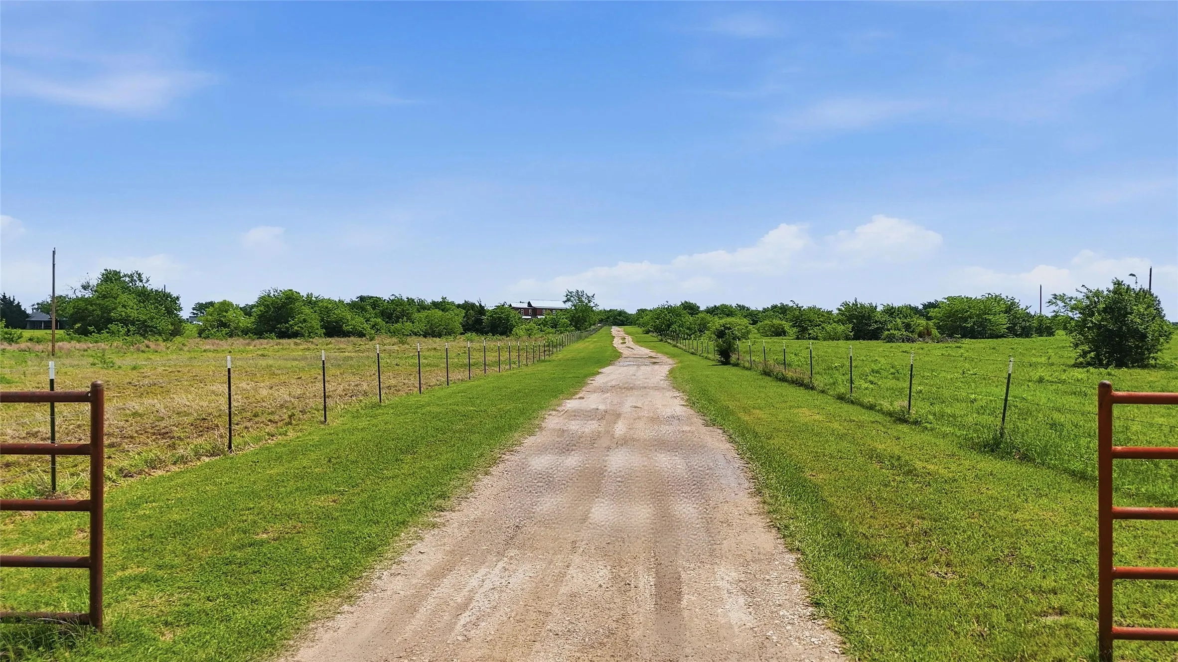 Single Family Residence For Sale in Grayson County , 4652 Old Southmayd Road, Sherman, Texas 75092, 6 Bedroom, 3 Bathroom, Garage spaces, 4,237 Sqft, built in 1999, Preowned, Price $1,200,000, mls#21249800, Real Estate Agent in Sherman, Homes For Sale in Grayson county, Homes For Sale in Sherman, Realtor in Sherman Texas, Real Estate Brokerage Independent Realty Texas, Luminita Cordes Realtor