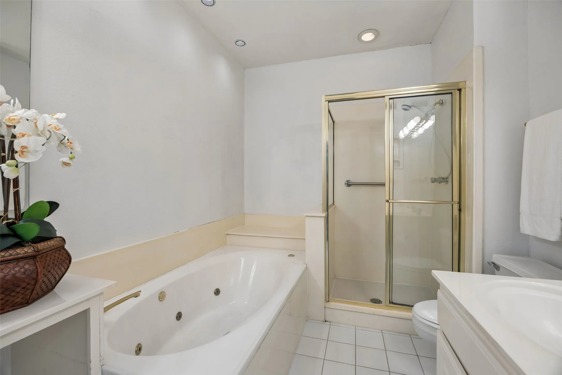 Condominium For Sale in Dallas County , 5200 Keller Springs Road 110, Dallas, Texas 75248, 1 Bedroom, 2 Bathroom, Garage spaces, 1,766 Sqft, built in 1981, mls#21230887, Real Estate Agent in Dallas, Homes For Sale in Dallas county, Homes For Sale in Dallas, Realtor in Dallas Texas, Real Estate Brokerage Independent Realty Texas, Luminita Cordes Realtor