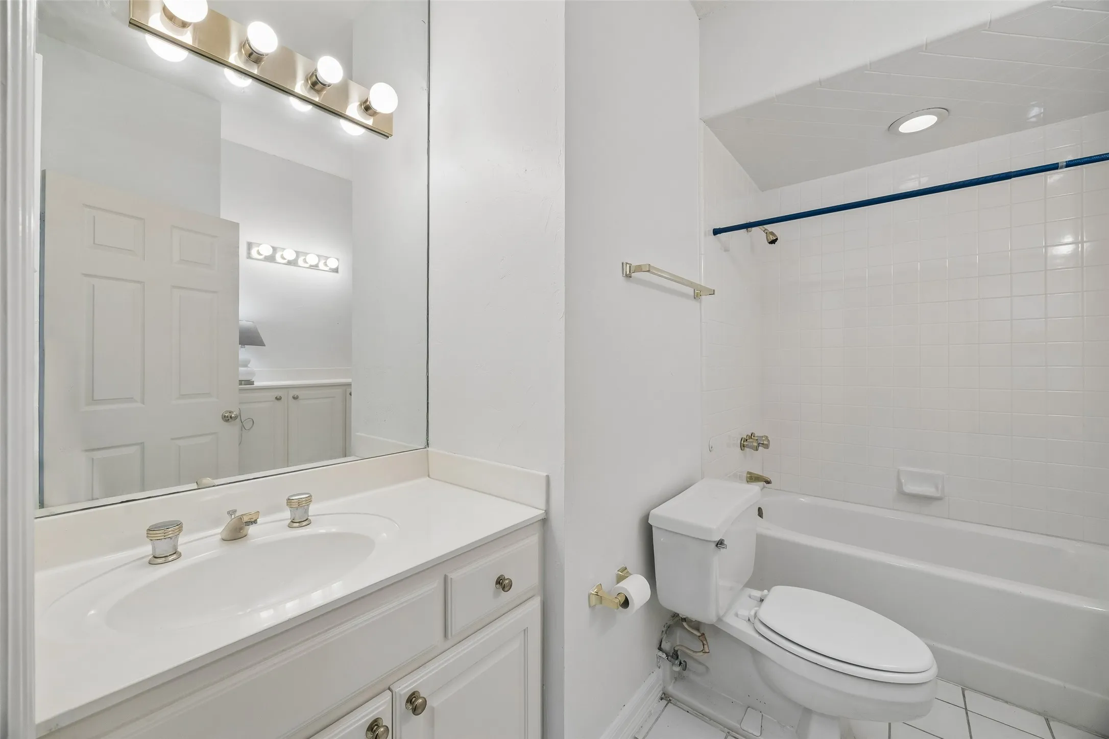 Condominium For Sale in Dallas County , 5200 Keller Springs Road 110, Dallas, Texas 75248, 1 Bedroom, 2 Bathroom, Garage spaces, 1,766 Sqft, built in 1981, mls#21230887, Real Estate Agent in Dallas, Homes For Sale in Dallas county, Homes For Sale in Dallas, Realtor in Dallas Texas, Real Estate Brokerage Independent Realty Texas, Luminita Cordes Realtor