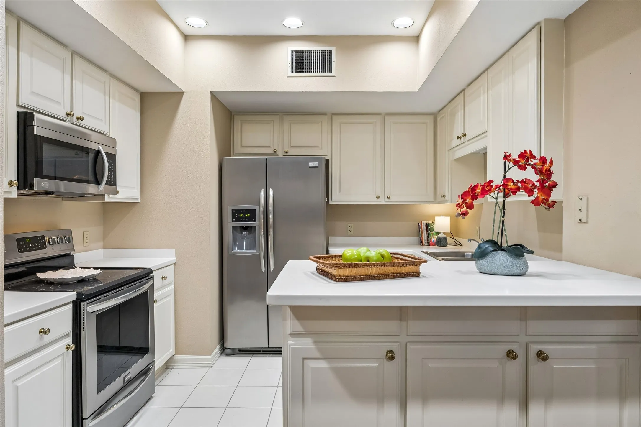 Condominium For Sale in Dallas County , 5200 Keller Springs Road 110, Dallas, Texas 75248, 1 Bedroom, 2 Bathroom, Garage spaces, 1,766 Sqft, built in 1981, mls#21230887, Real Estate Agent in Dallas, Homes For Sale in Dallas county, Homes For Sale in Dallas, Realtor in Dallas Texas, Real Estate Brokerage Independent Realty Texas, Luminita Cordes Realtor