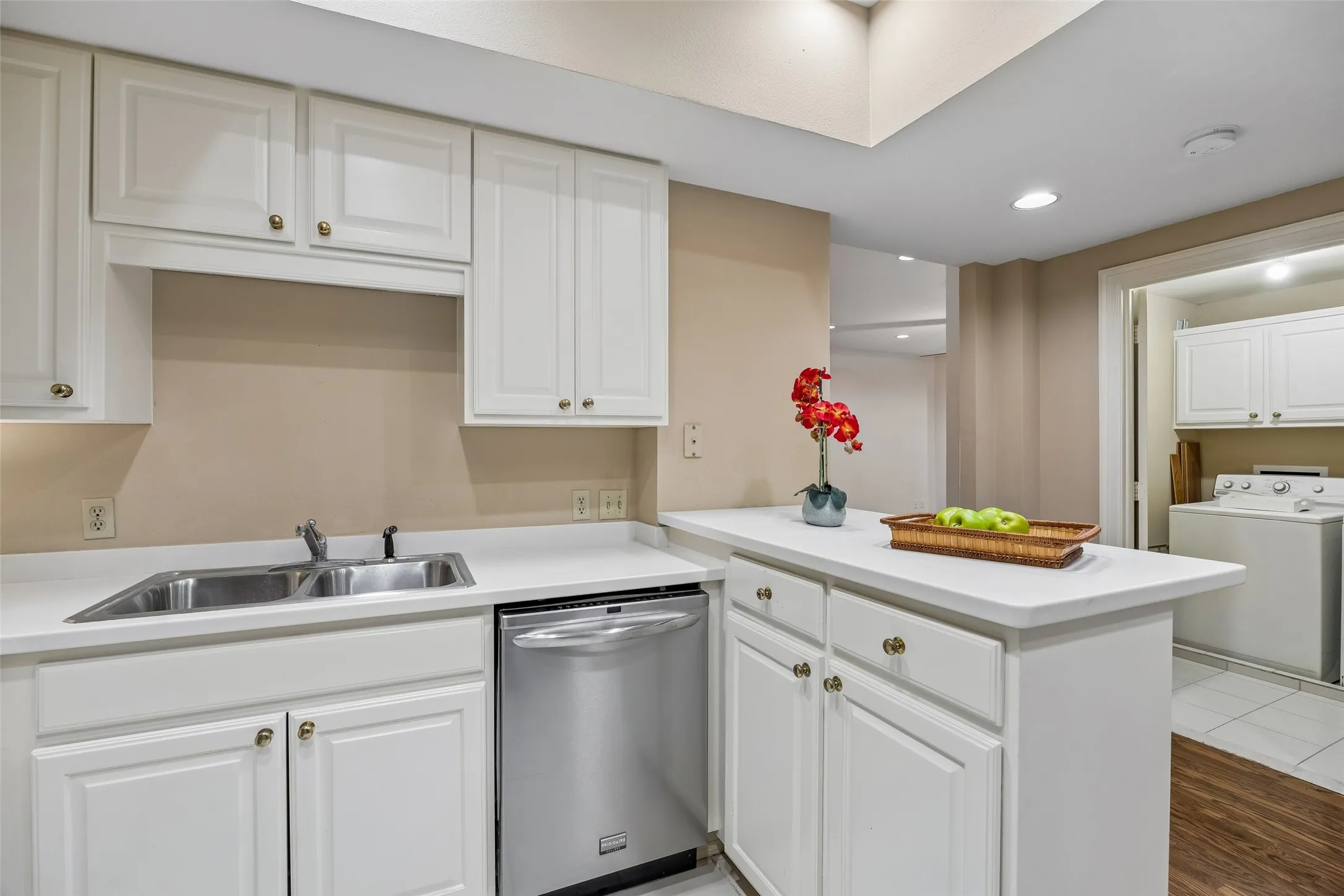 Condominium For Sale in Dallas County , 5200 Keller Springs Road 110, Dallas, Texas 75248, 1 Bedroom, 2 Bathroom, Garage spaces, 1,766 Sqft, built in 1981, mls#21230887, Real Estate Agent in Dallas, Homes For Sale in Dallas county, Homes For Sale in Dallas, Realtor in Dallas Texas, Real Estate Brokerage Independent Realty Texas, Luminita Cordes Realtor