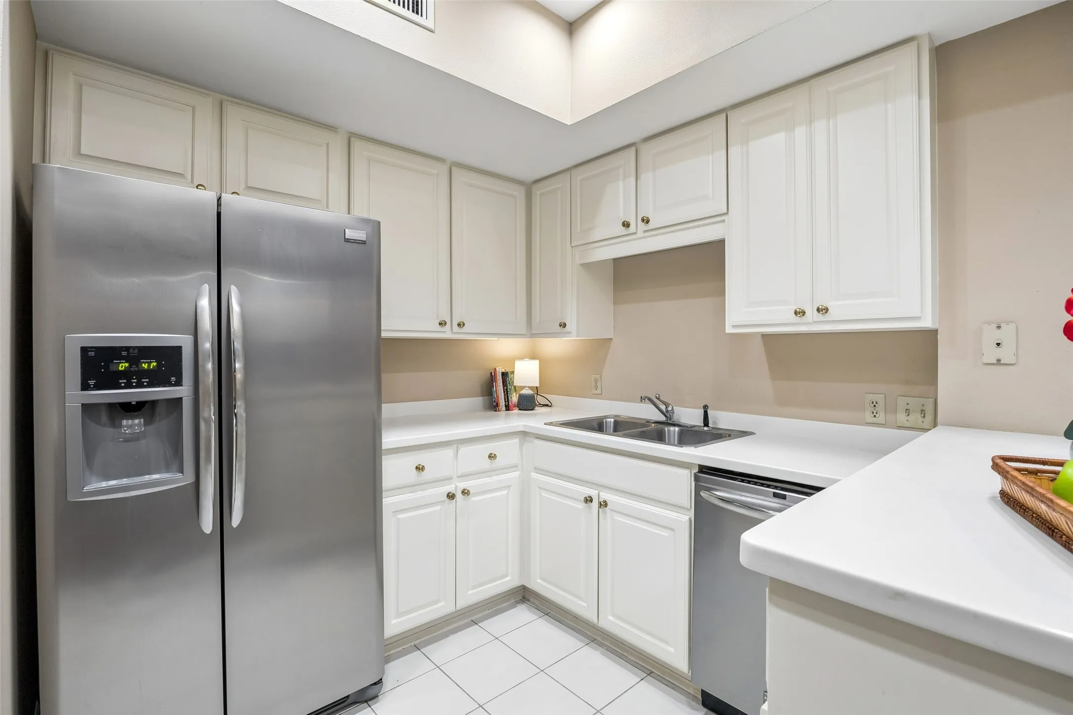 Condominium For Sale in Dallas County , 5200 Keller Springs Road 110, Dallas, Texas 75248, 1 Bedroom, 2 Bathroom, Garage spaces, 1,766 Sqft, built in 1981, mls#21230887, Real Estate Agent in Dallas, Homes For Sale in Dallas county, Homes For Sale in Dallas, Realtor in Dallas Texas, Real Estate Brokerage Independent Realty Texas, Luminita Cordes Realtor