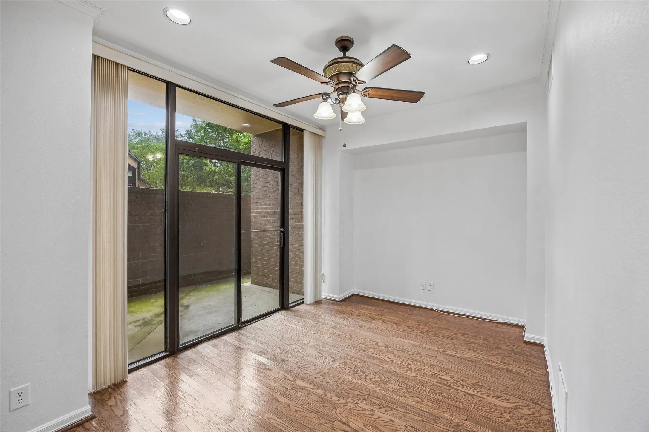 Condominium For Sale in Dallas County , 5200 Keller Springs Road 110, Dallas, Texas 75248, 1 Bedroom, 2 Bathroom, Garage spaces, 1,766 Sqft, built in 1981, mls#21230887, Real Estate Agent in Dallas, Homes For Sale in Dallas county, Homes For Sale in Dallas, Realtor in Dallas Texas, Real Estate Brokerage Independent Realty Texas, Luminita Cordes Realtor
