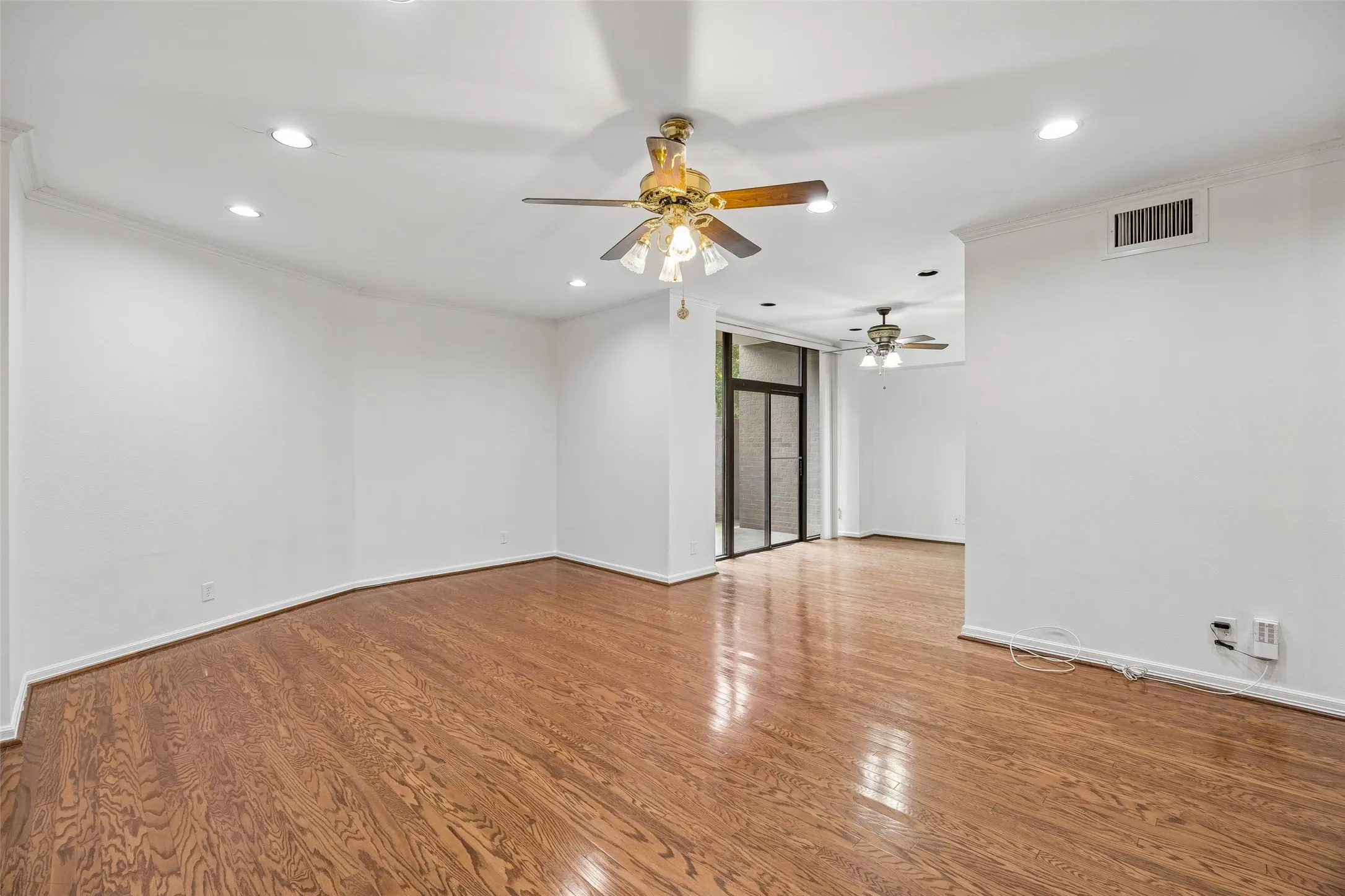 Condominium For Sale in Dallas County , 5200 Keller Springs Road 110, Dallas, Texas 75248, 1 Bedroom, 2 Bathroom, Garage spaces, 1,766 Sqft, built in 1981, mls#21230887, Real Estate Agent in Dallas, Homes For Sale in Dallas county, Homes For Sale in Dallas, Realtor in Dallas Texas, Real Estate Brokerage Independent Realty Texas, Luminita Cordes Realtor