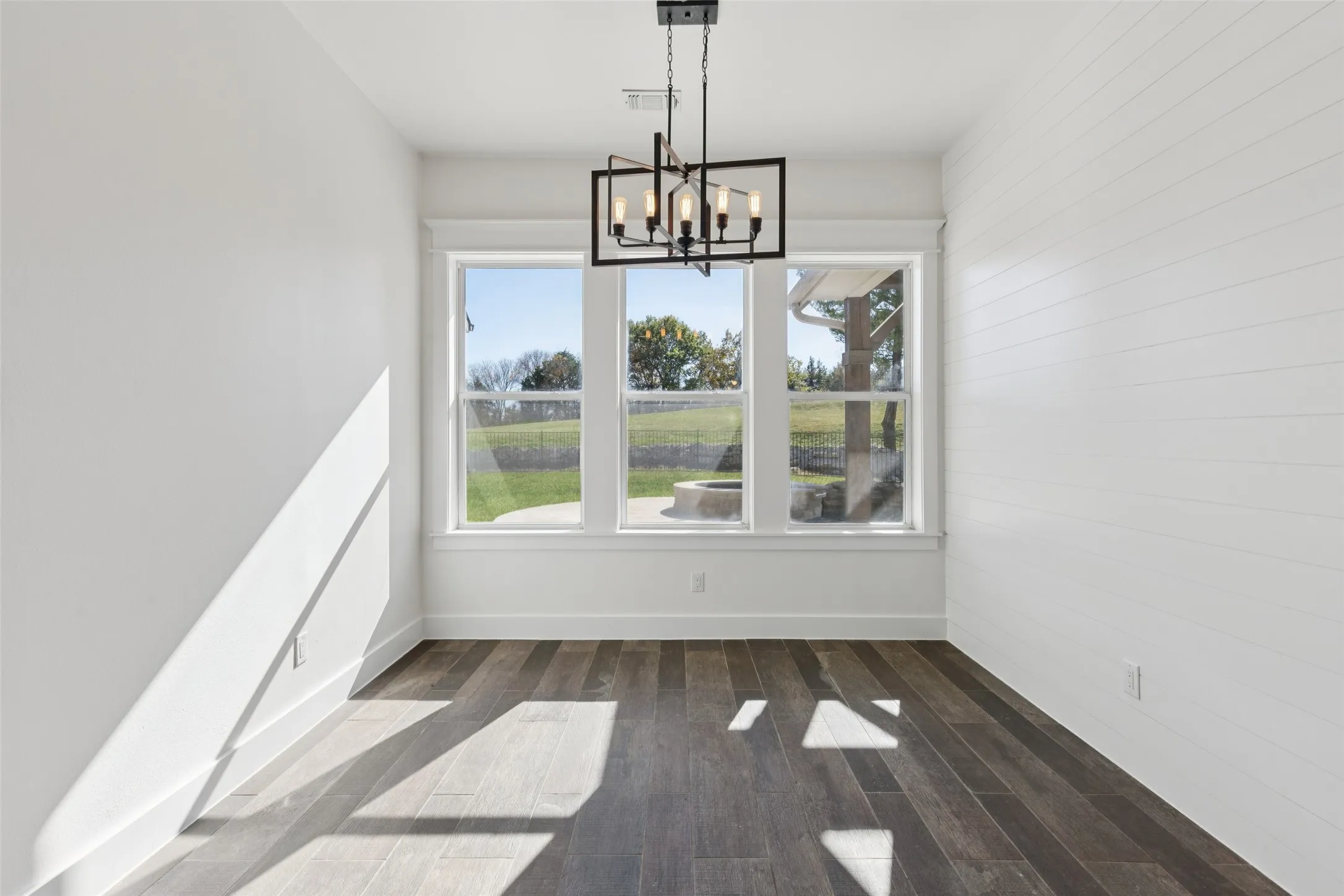 Single Family Residence For Sale in Collin County , 4594 Lake Breeze Drive, Mc Kinney, Texas 75071, 4 Bedroom, 4 Bathroom, 3 Garage spaces, 3,959 Sqft, built in 2018, Preowned, mls#21248521, Real Estate Agent in Mc Kinney, Homes For Sale in Collin county, Homes For Sale in Mc Kinney, Realtor in Mc Kinney Texas, Real Estate Brokerage Independent Realty Texas, Luminita Cordes Realtor