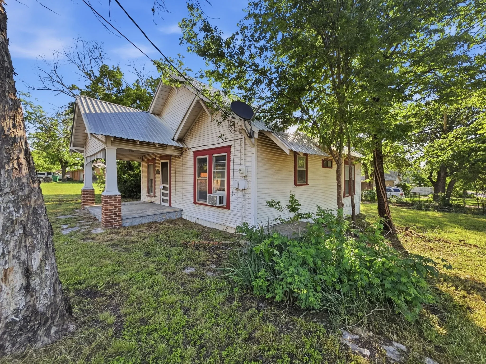 Single Family Residence For Sale in Hamilton County , 908 S Rice Street, Hamilton, Texas 76531, 3 Bedroom, 1 Bathroom, Garage spaces, 1,032 Sqft, built in 1945, mls#21251697, Real Estate Agent in Hamilton, Homes For Sale in Hamilton county, Homes For Sale in Hamilton, Realtor in Hamilton Texas, Real Estate Brokerage Independent Realty Texas, Luminita Cordes Realtor