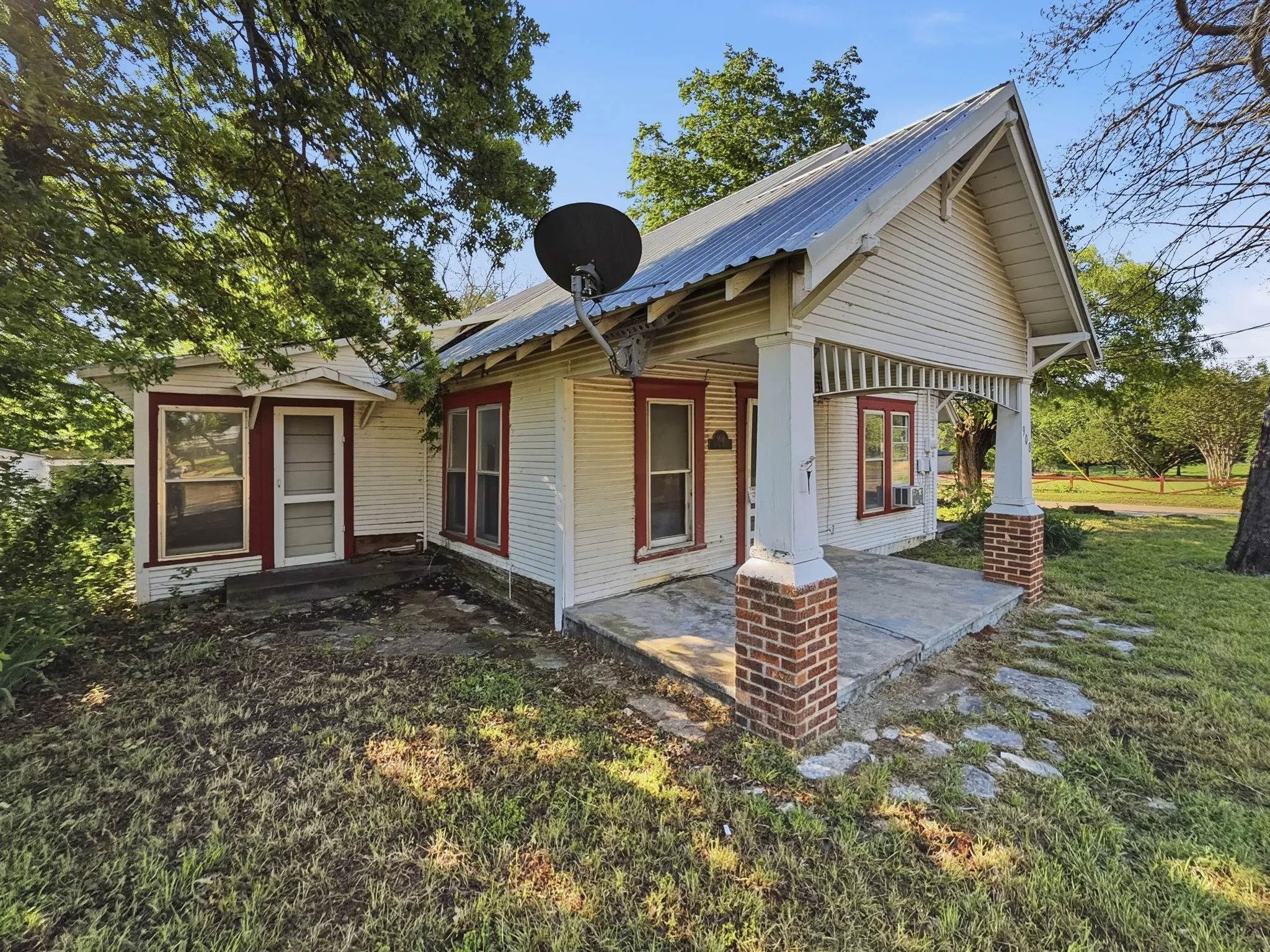 Single Family Residence For Sale in Hamilton County , 908 S Rice Street, Hamilton, Texas 76531, 3 Bedroom, 1 Bathroom, Garage spaces, 1,032 Sqft, built in 1945, mls#21251697, Real Estate Agent in Hamilton, Homes For Sale in Hamilton county, Homes For Sale in Hamilton, Realtor in Hamilton Texas, Real Estate Brokerage Independent Realty Texas, Luminita Cordes Realtor
