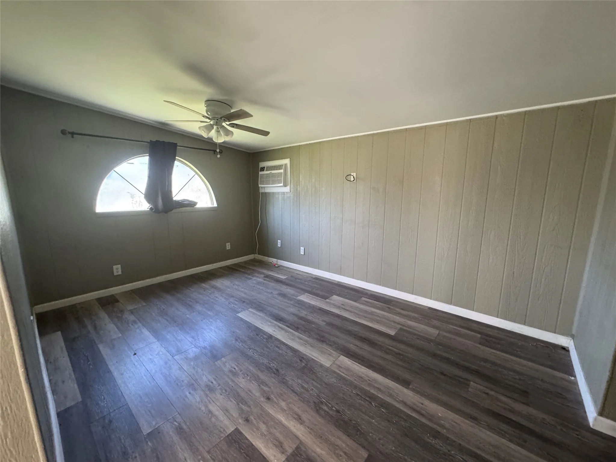 Single Family Residence For Sale in Hopkins County , 202 W Tarrant Street, Cumby, Texas 75433, 1 Bedroom, 1 Bathroom, Garage spaces, 600 Sqft, built in 1960, mls#21251752, Real Estate Agent in Cumby, Homes For Sale in Hopkins county, Homes For Sale in Cumby, Realtor in Cumby Texas, Real Estate Brokerage Independent Realty Texas, Luminita Cordes Realtor