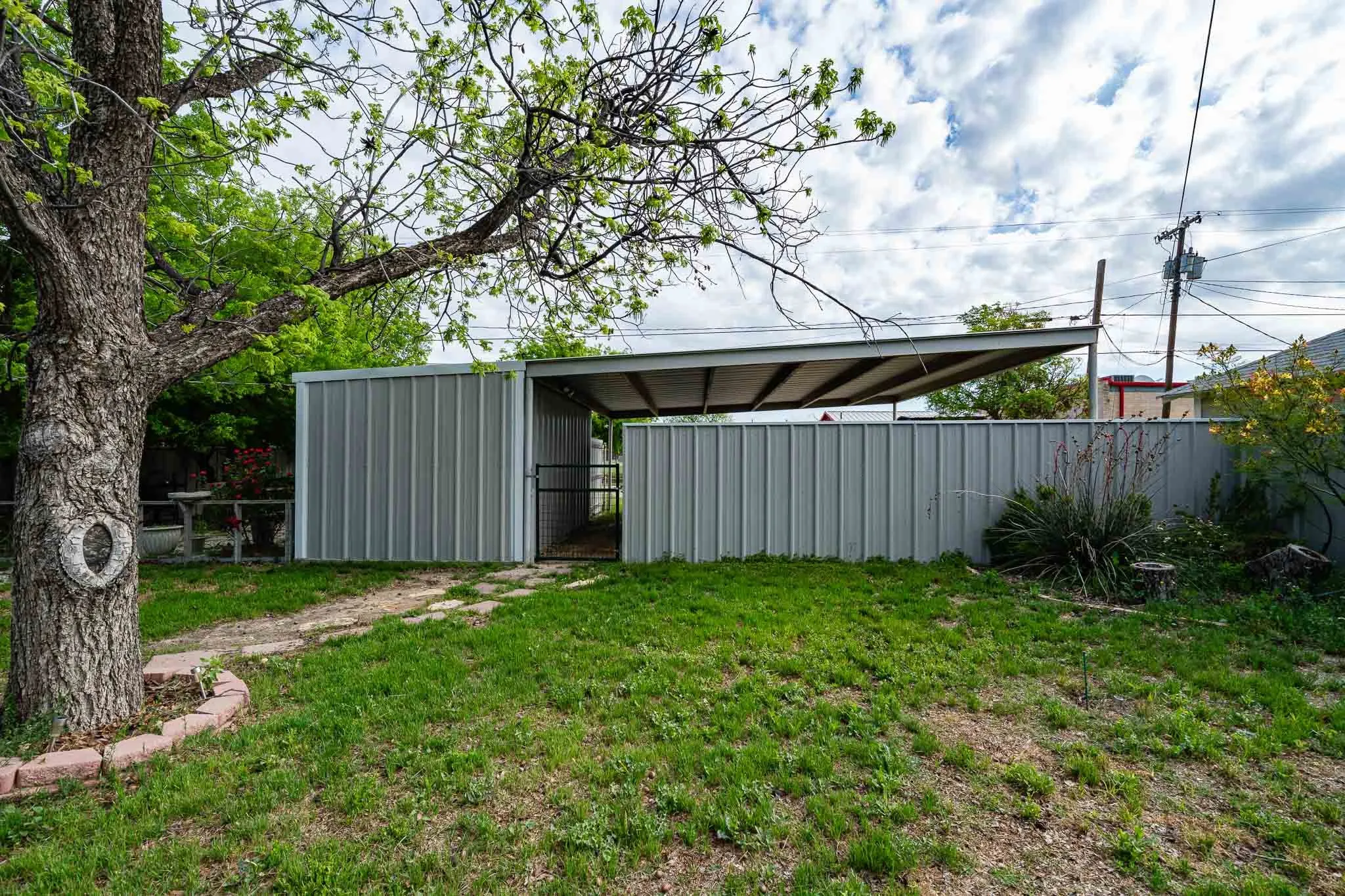 Single Family Residence For Sale in Runnels County , 1004 N 7th Street, Ballinger, Texas 76821, 3 Bedroom, 1 Bathroom, 1 Garage spaces, 1,404 Sqft, built in 1950, mls#21249595, Real Estate Agent in Ballinger, Homes For Sale in Runnels county, Homes For Sale in Ballinger, Realtor in Ballinger Texas, Real Estate Brokerage Independent Realty Texas, Luminita Cordes Realtor