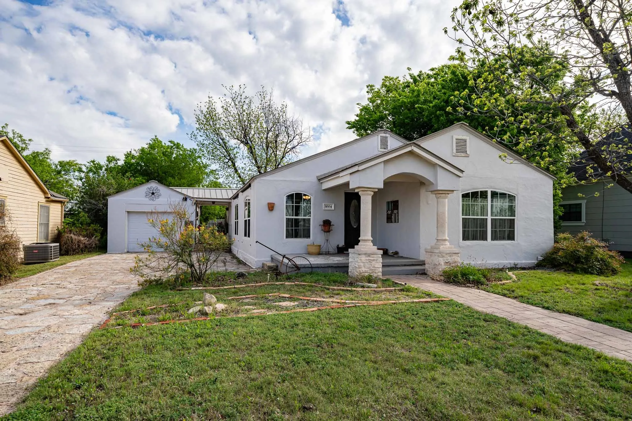 Single Family Residence For Sale in Runnels County , 1004 N 7th Street, Ballinger, Texas 76821, 3 Bedroom, 1 Bathroom, 1 Garage spaces, 1,404 Sqft, built in 1950, mls#21249595, Real Estate Agent in Ballinger, Homes For Sale in Runnels county, Homes For Sale in Ballinger, Realtor in Ballinger Texas, Real Estate Brokerage Independent Realty Texas, Luminita Cordes Realtor