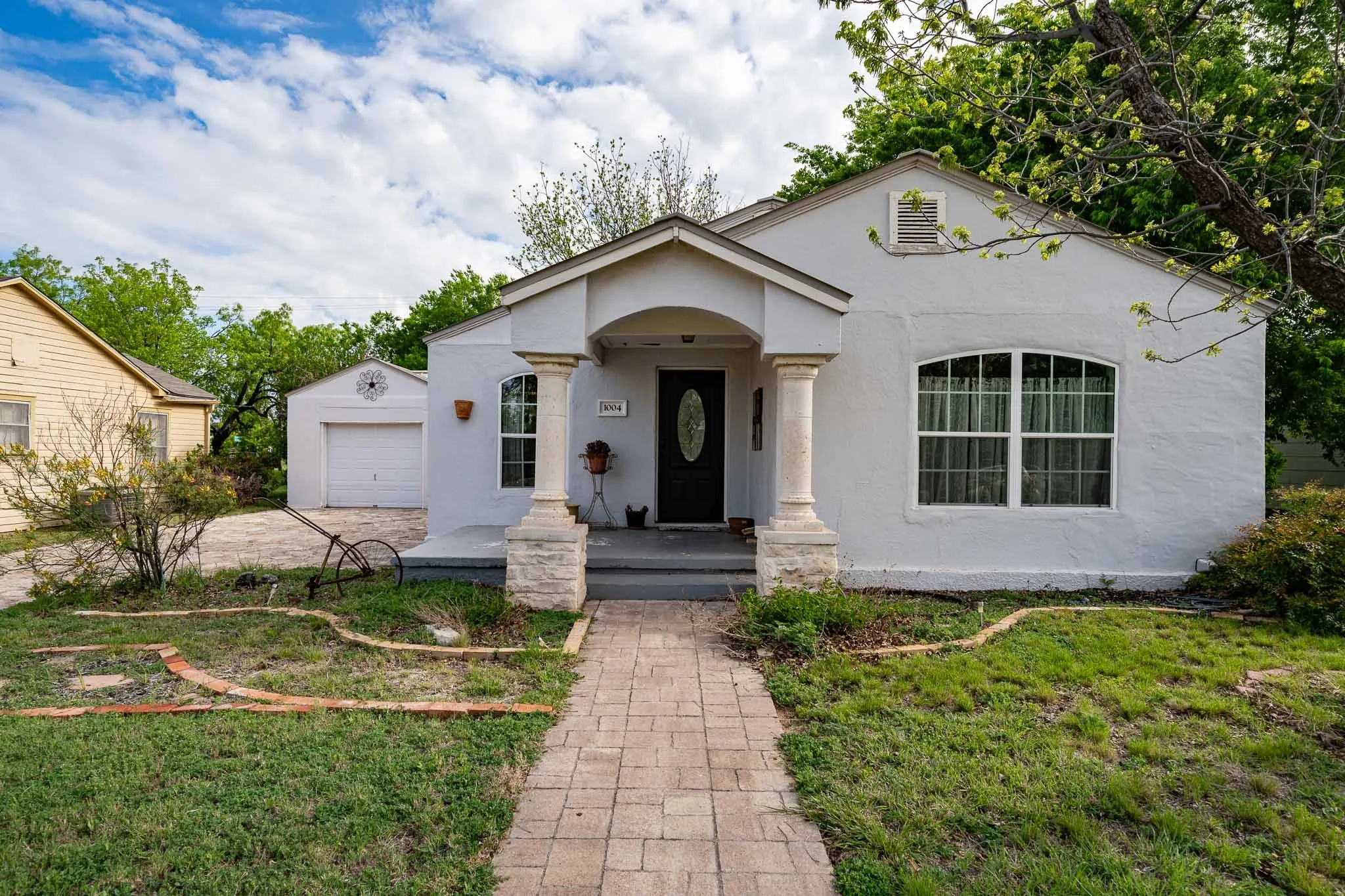 Single Family Residence For Sale in Runnels County , 1004 N 7th Street, Ballinger, Texas 76821, 3 Bedroom, 1 Bathroom, 1 Garage spaces, 1,404 Sqft, built in 1950, mls#21249595, Real Estate Agent in Ballinger, Homes For Sale in Runnels county, Homes For Sale in Ballinger, Realtor in Ballinger Texas, Real Estate Brokerage Independent Realty Texas, Luminita Cordes Realtor