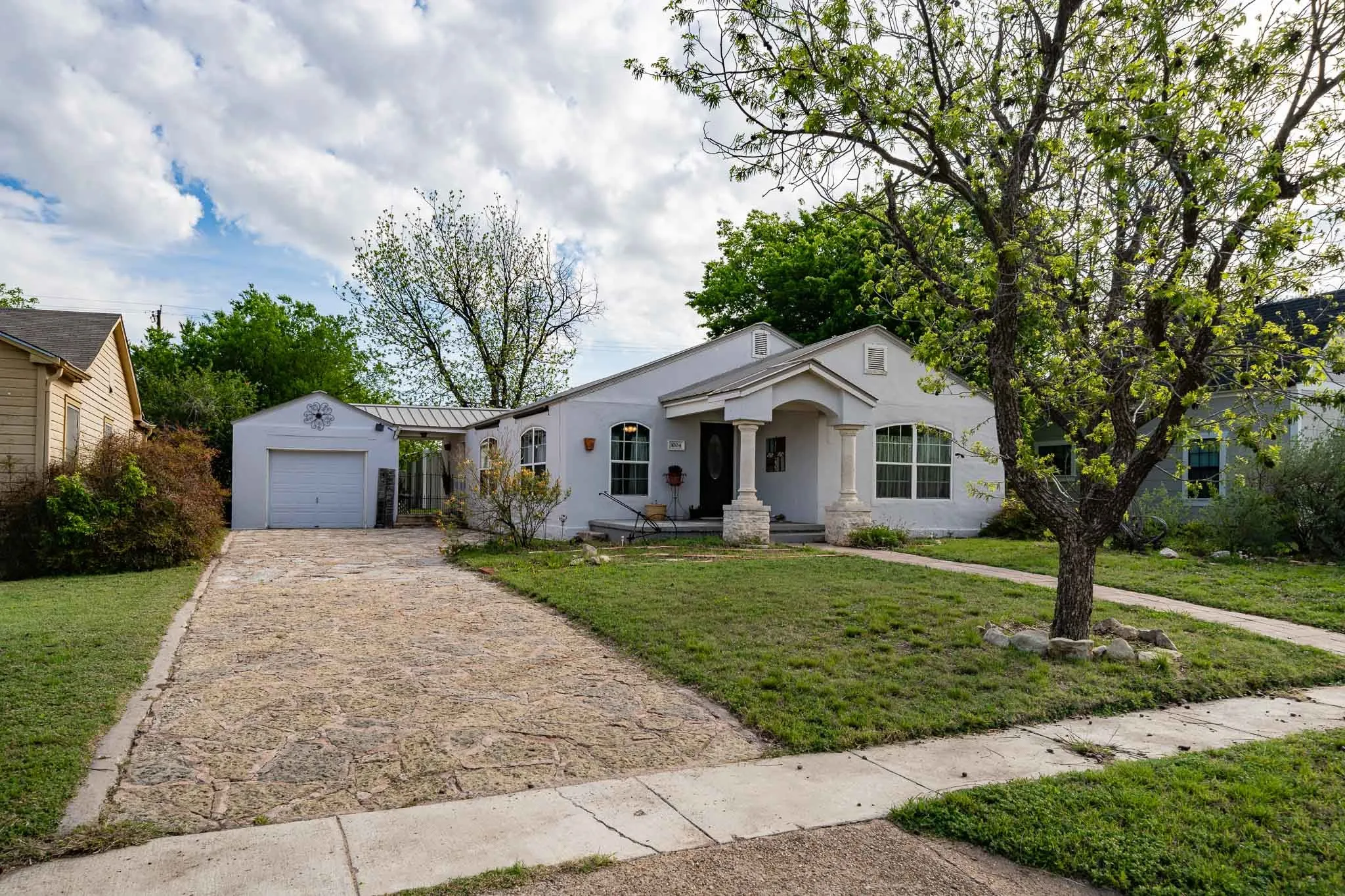 Single Family Residence For Sale in Runnels County , 1004 N 7th Street, Ballinger, Texas 76821, 3 Bedroom, 1 Bathroom, 1 Garage spaces, 1,404 Sqft, built in 1950, mls#21249595, Real Estate Agent in Ballinger, Homes For Sale in Runnels county, Homes For Sale in Ballinger, Realtor in Ballinger Texas, Real Estate Brokerage Independent Realty Texas, Luminita Cordes Realtor