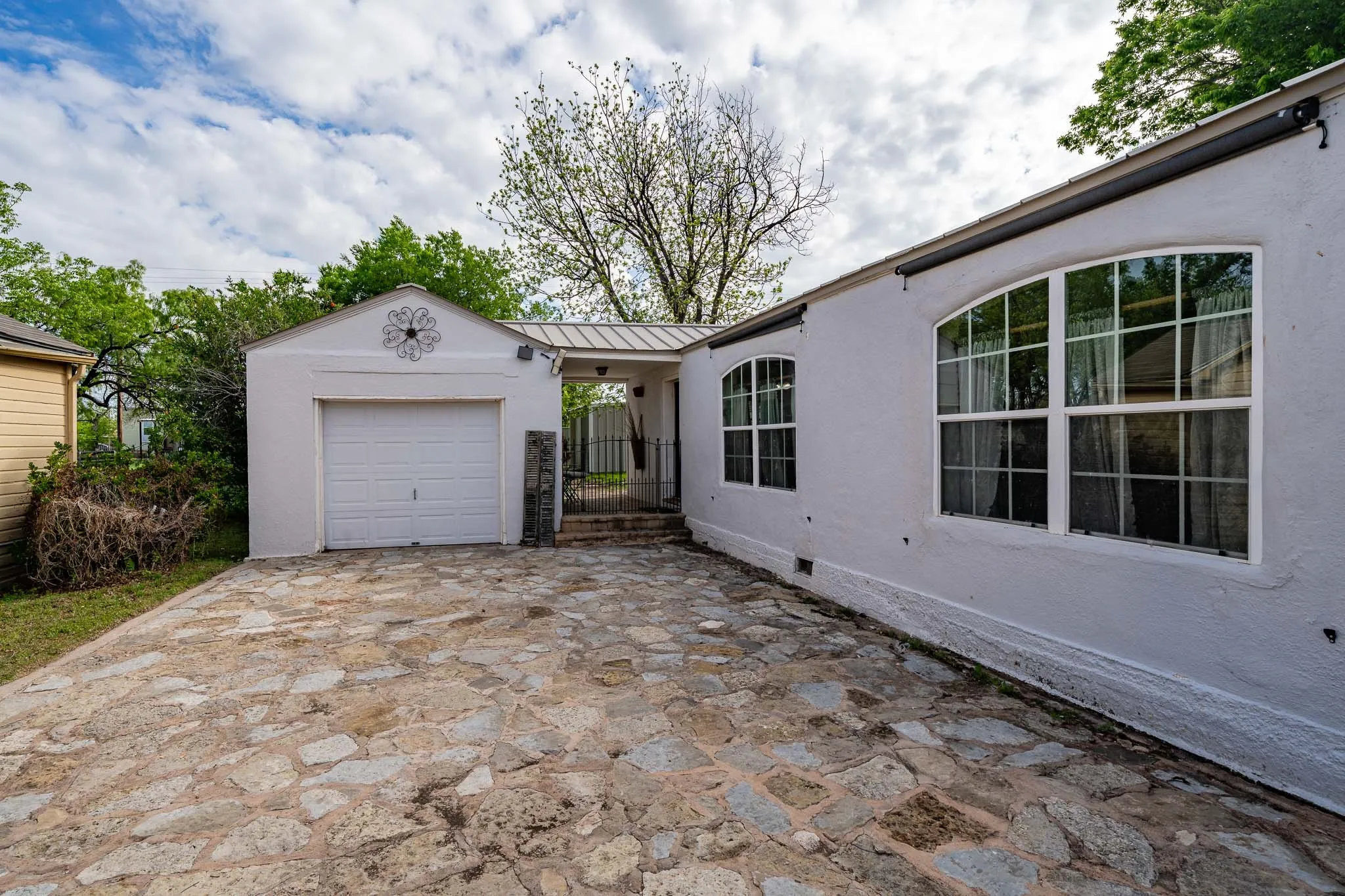 Single Family Residence For Sale in Runnels County , 1004 N 7th Street, Ballinger, Texas 76821, 3 Bedroom, 1 Bathroom, 1 Garage spaces, 1,404 Sqft, built in 1950, mls#21249595, Real Estate Agent in Ballinger, Homes For Sale in Runnels county, Homes For Sale in Ballinger, Realtor in Ballinger Texas, Real Estate Brokerage Independent Realty Texas, Luminita Cordes Realtor