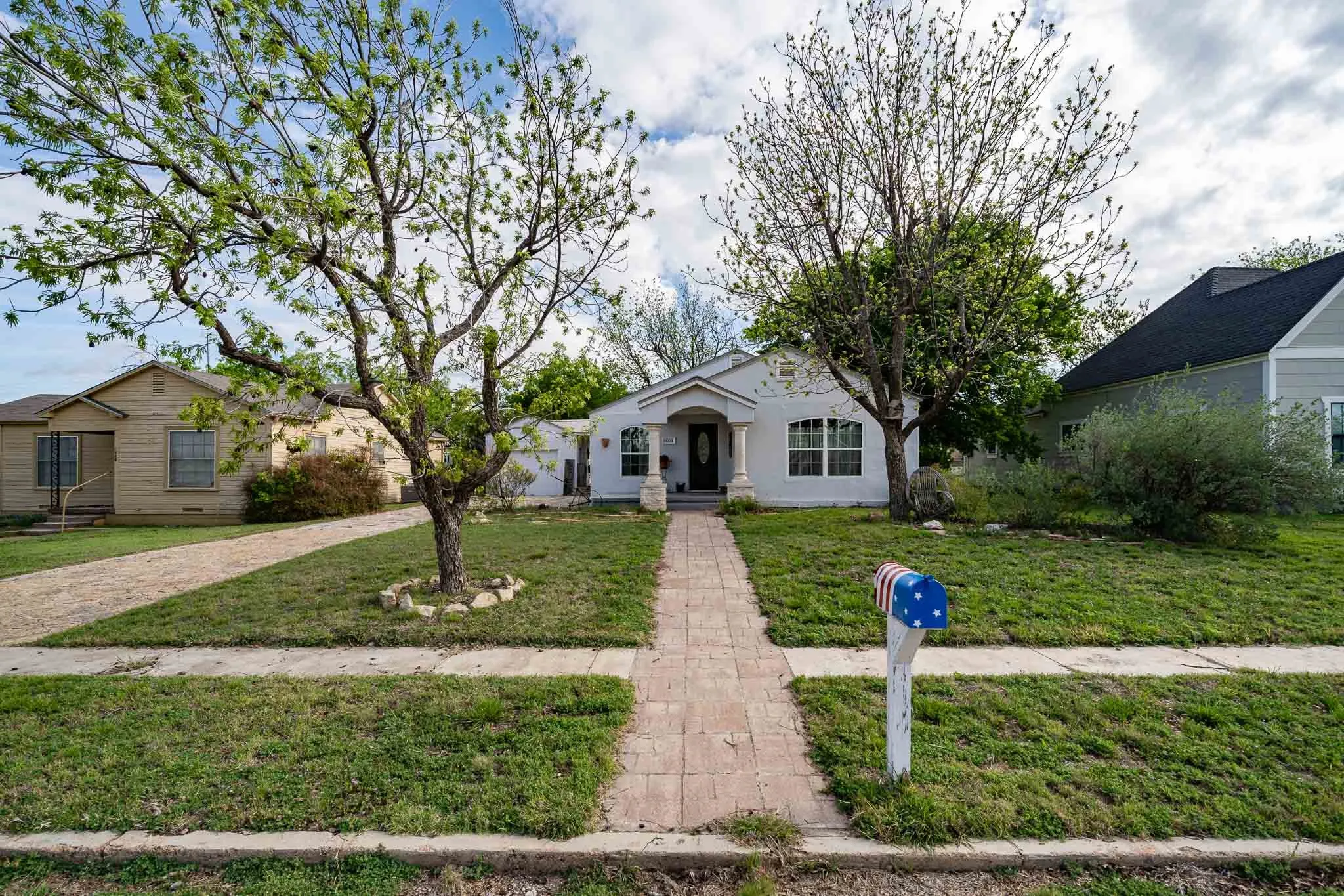 Single Family Residence For Sale in Runnels County , 1004 N 7th Street, Ballinger, Texas 76821, 3 Bedroom, 1 Bathroom, 1 Garage spaces, 1,404 Sqft, built in 1950, mls#21249595, Real Estate Agent in Ballinger, Homes For Sale in Runnels county, Homes For Sale in Ballinger, Realtor in Ballinger Texas, Real Estate Brokerage Independent Realty Texas, Luminita Cordes Realtor
