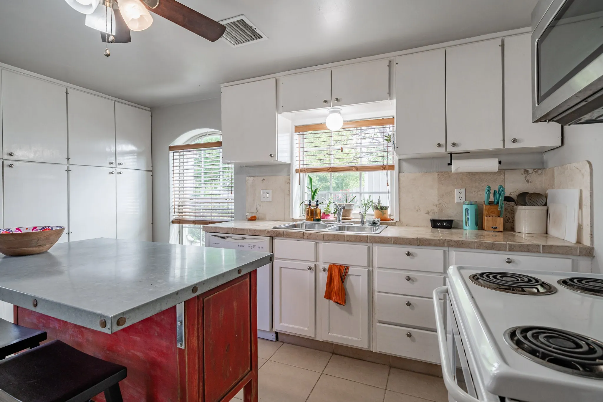 Single Family Residence For Sale in Runnels County , 1004 N 7th Street, Ballinger, Texas 76821, 3 Bedroom, 1 Bathroom, 1 Garage spaces, 1,404 Sqft, built in 1950, mls#21249595, Real Estate Agent in Ballinger, Homes For Sale in Runnels county, Homes For Sale in Ballinger, Realtor in Ballinger Texas, Real Estate Brokerage Independent Realty Texas, Luminita Cordes Realtor