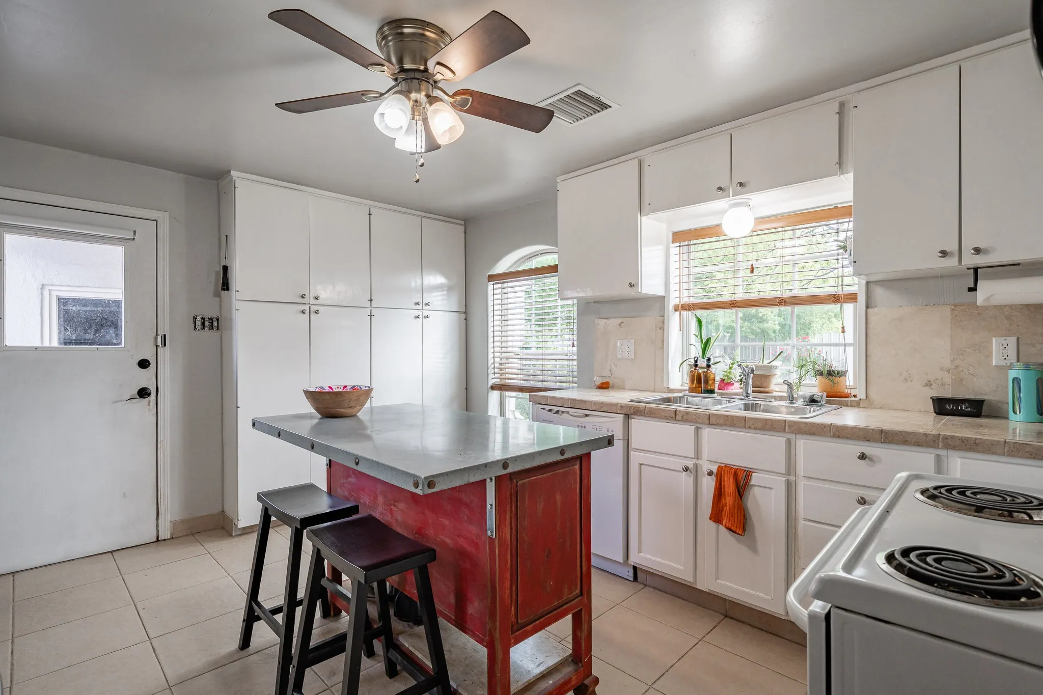 Single Family Residence For Sale in Runnels County , 1004 N 7th Street, Ballinger, Texas 76821, 3 Bedroom, 1 Bathroom, 1 Garage spaces, 1,404 Sqft, built in 1950, mls#21249595, Real Estate Agent in Ballinger, Homes For Sale in Runnels county, Homes For Sale in Ballinger, Realtor in Ballinger Texas, Real Estate Brokerage Independent Realty Texas, Luminita Cordes Realtor