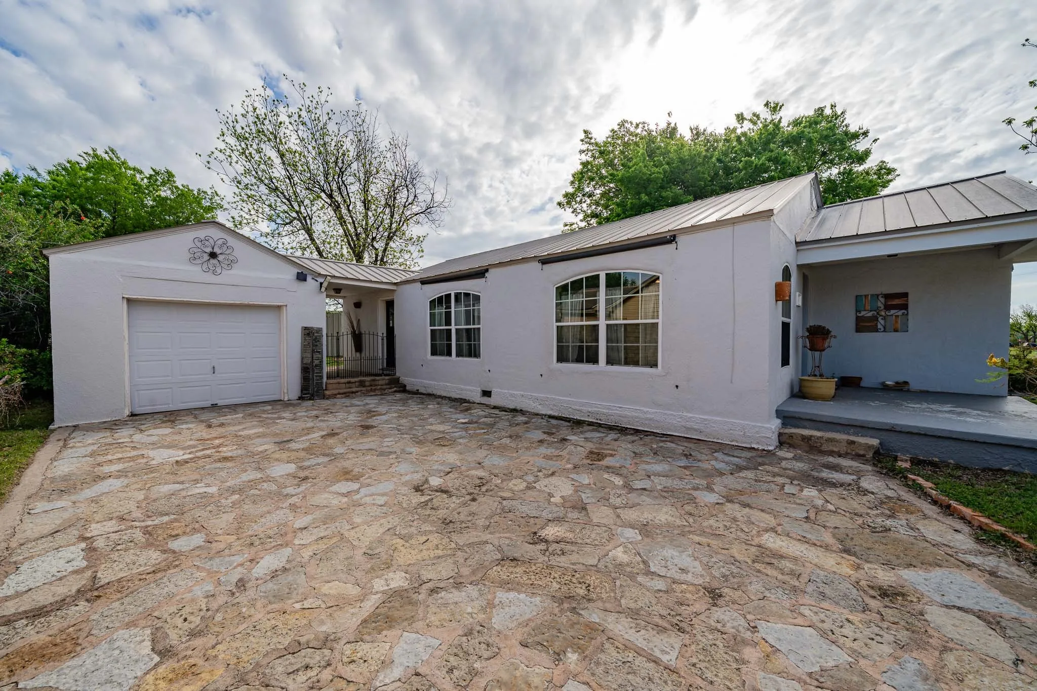 Single Family Residence For Sale in Runnels County , 1004 N 7th Street, Ballinger, Texas 76821, 3 Bedroom, 1 Bathroom, 1 Garage spaces, 1,404 Sqft, built in 1950, mls#21249595, Real Estate Agent in Ballinger, Homes For Sale in Runnels county, Homes For Sale in Ballinger, Realtor in Ballinger Texas, Real Estate Brokerage Independent Realty Texas, Luminita Cordes Realtor