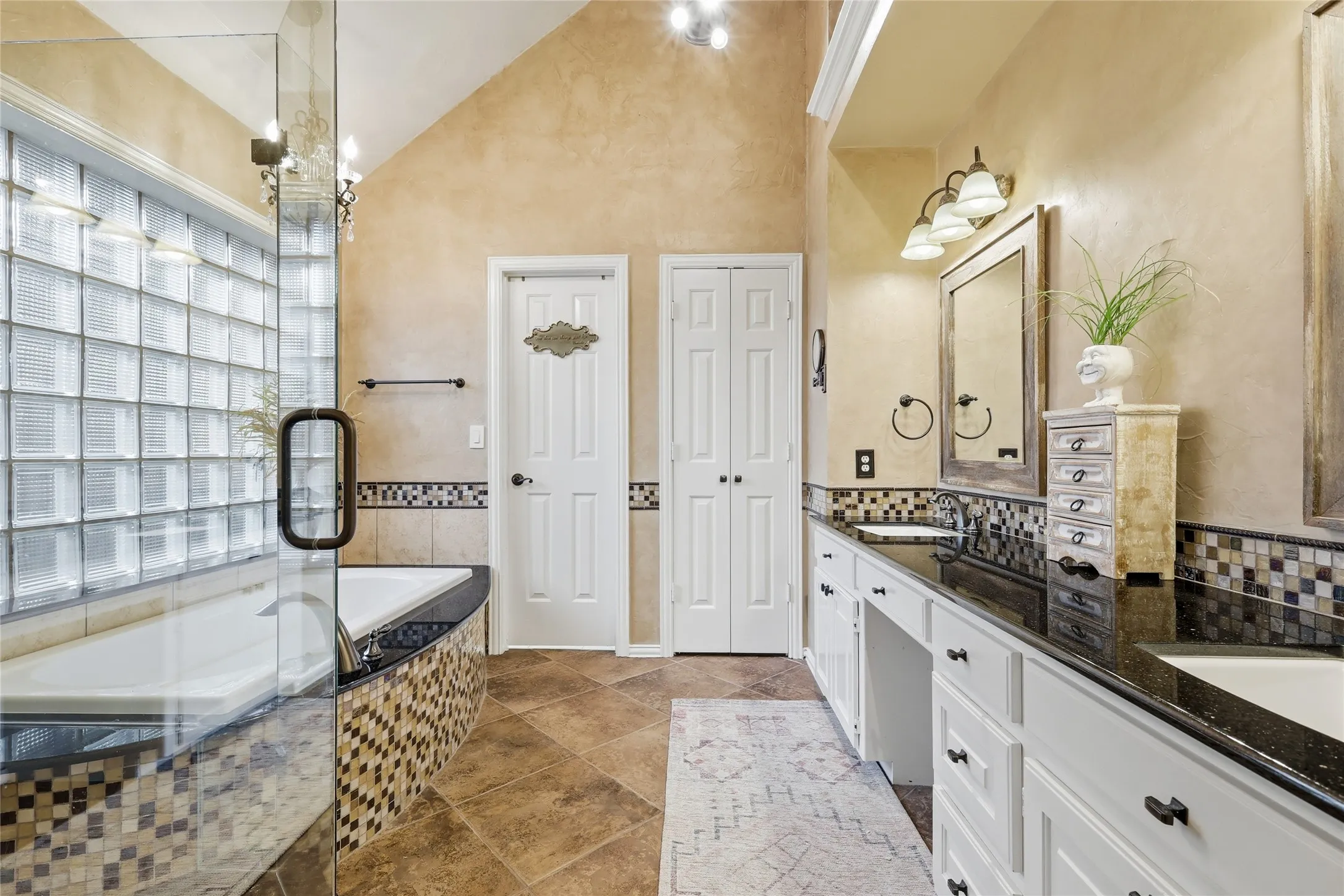 Granite countertops, professionally painted cabinetry. Double sinks and separate shower and garden tub.