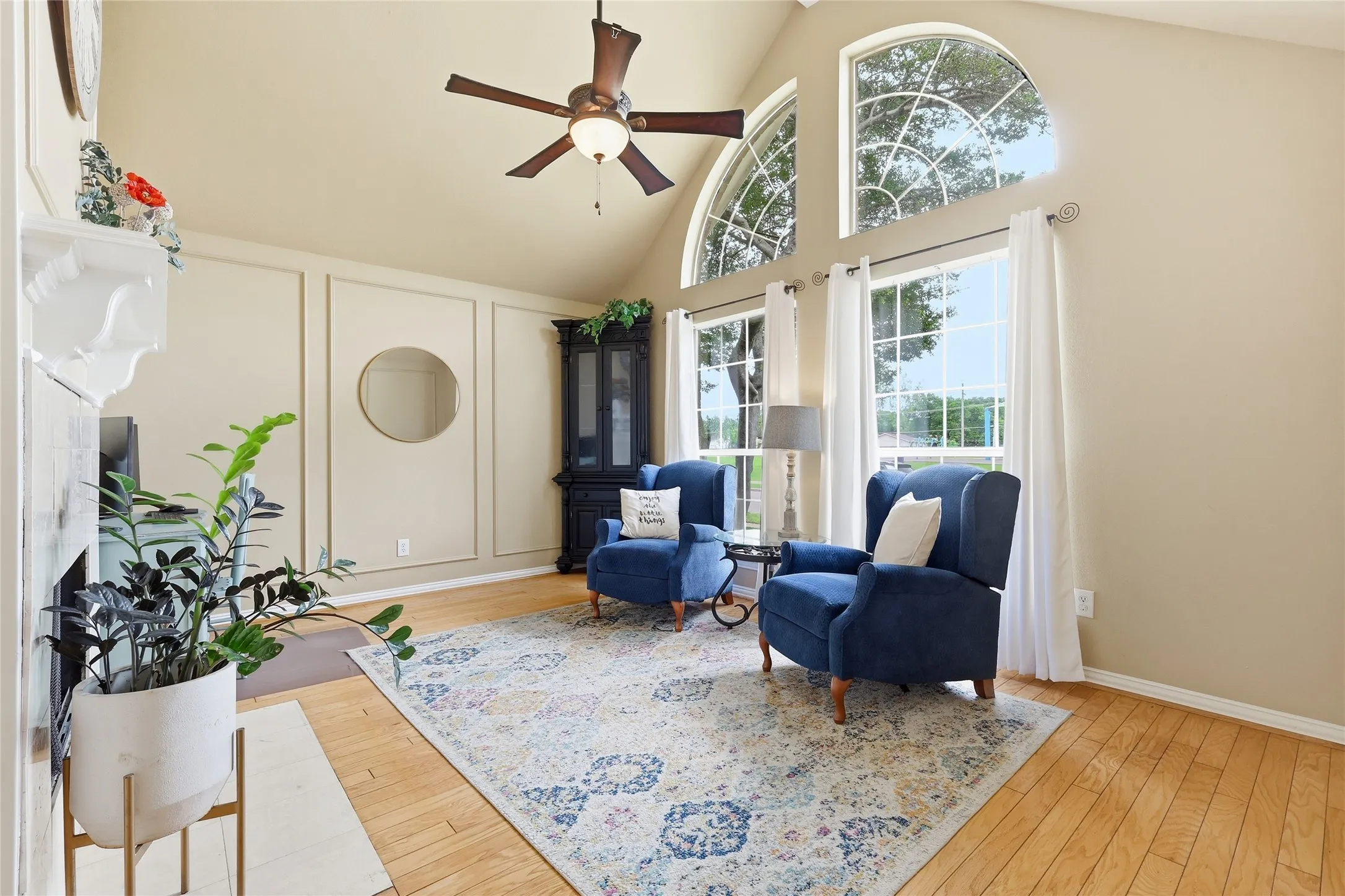 This room is bathed in natural light!