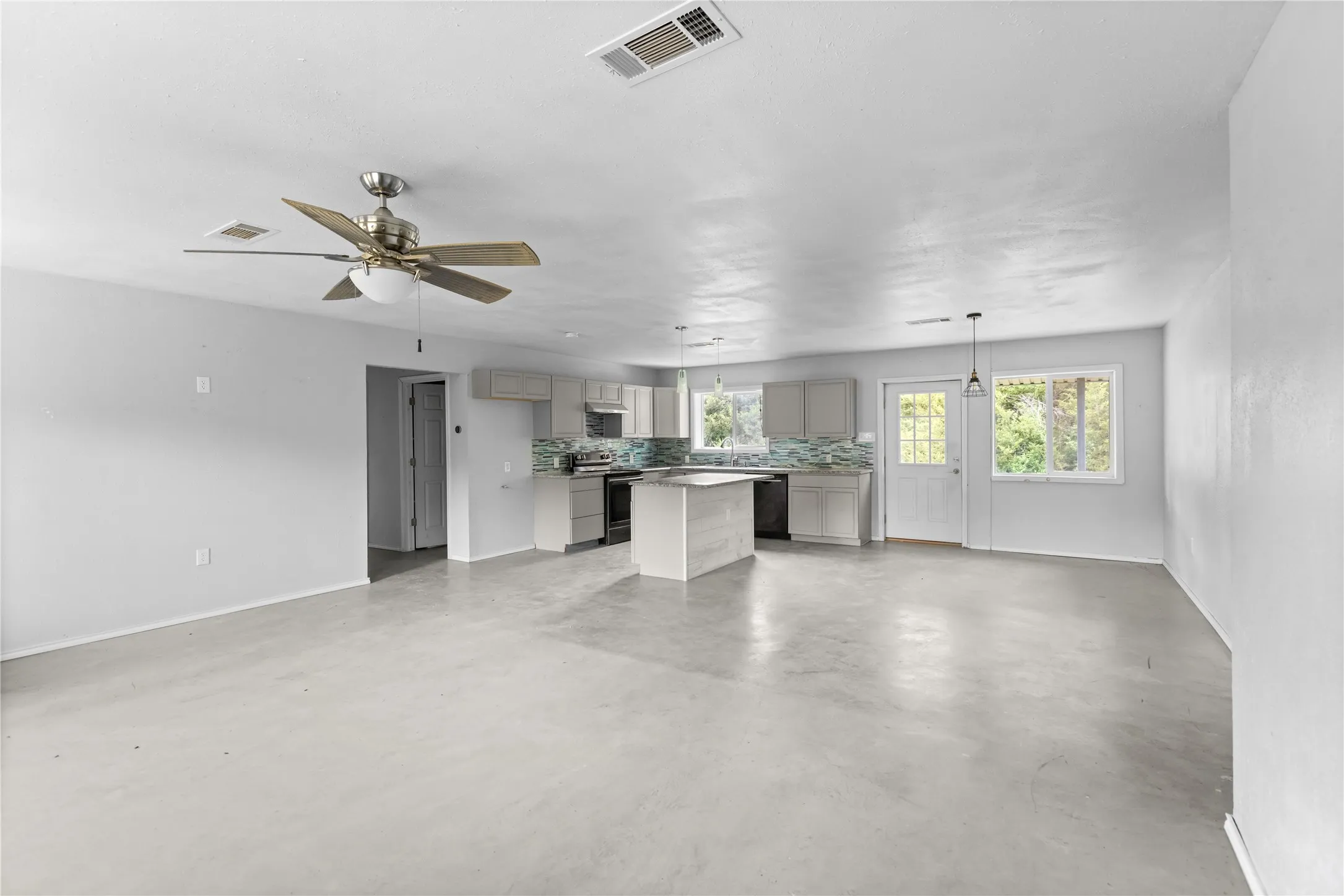 Single Family Residence For Sale in Fannin County , 1229 County Rd 3105, Bonham, Texas 75418, 0, 0, Garage spaces, 4,680 Sqft, built in 2001, mls#21248979, Real Estate Agent in Bonham, Homes For Sale in Fannin county, Homes For Sale in Bonham, Realtor in Bonham Texas, Real Estate Brokerage Independent Realty Texas, Luminita Cordes Realtor