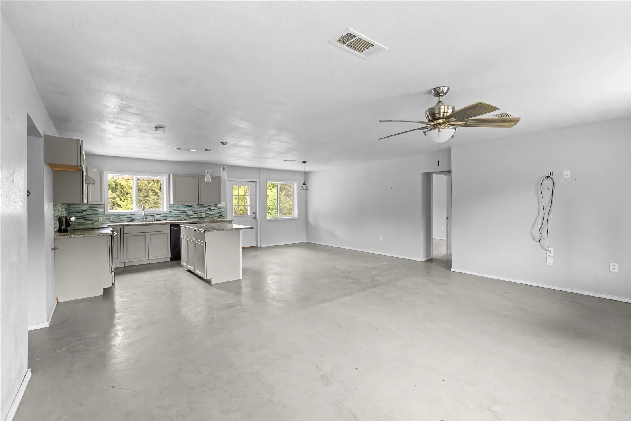 Single Family Residence For Sale in Fannin County , 1229 County Rd 3105, Bonham, Texas 75418, 0, 0, Garage spaces, 4,680 Sqft, built in 2001, mls#21248979, Real Estate Agent in Bonham, Homes For Sale in Fannin county, Homes For Sale in Bonham, Realtor in Bonham Texas, Real Estate Brokerage Independent Realty Texas, Luminita Cordes Realtor