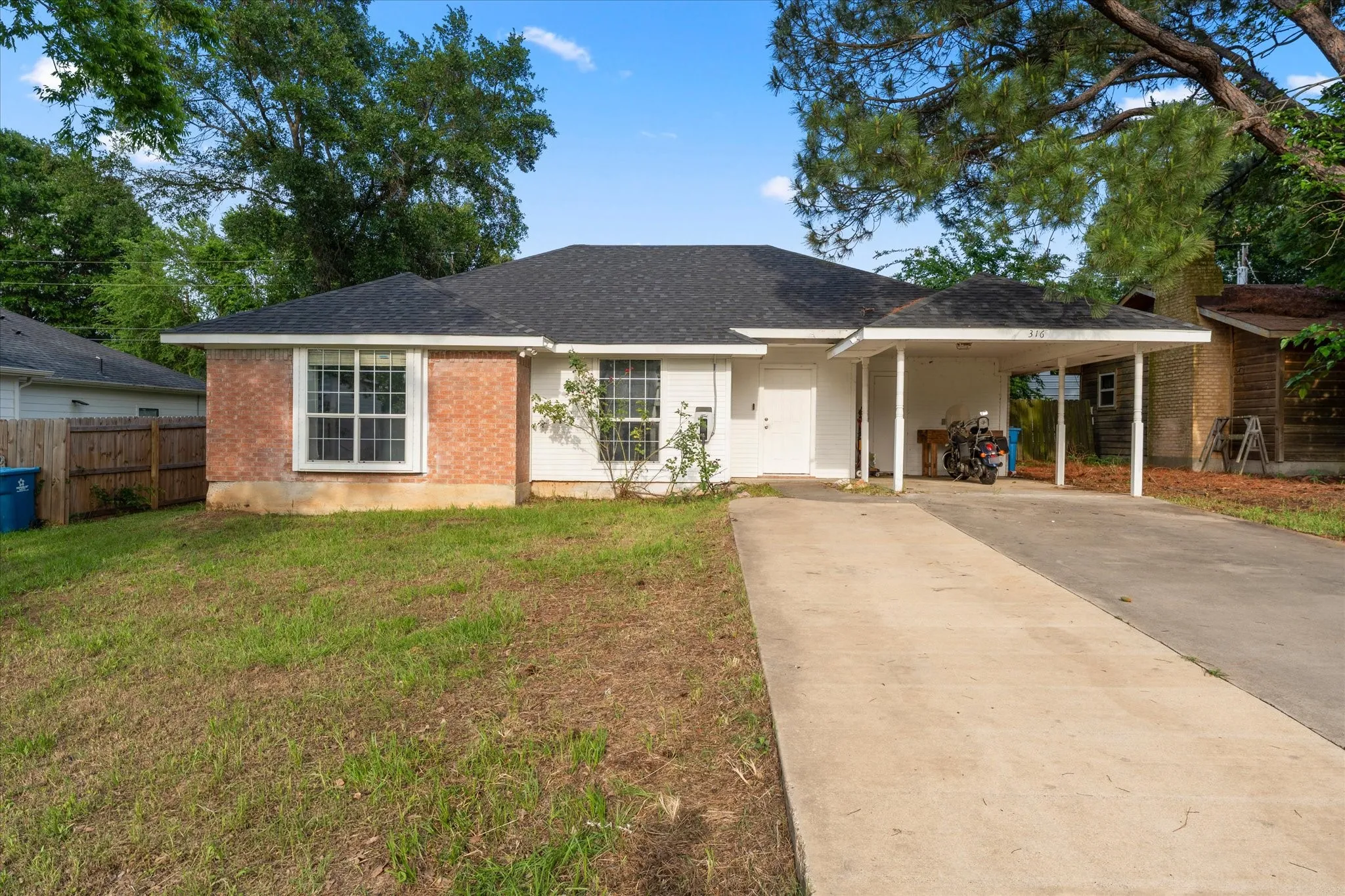 Single Family Residence For Sale in Henderson County , 316 Coral Reef Street, Gun Barrel City, Texas 75156, 3 Bedroom, 2 Bathroom, Garage spaces, 1,472 Sqft, built in 2001, Preowned, mls#21251888, Real Estate Agent in Gun Barrel City, Homes For Sale in Henderson county, Homes For Sale in Gun Barrel City, Realtor in Gun Barrel City Texas, Real Estate Brokerage Independent Realty Texas, Luminita Cordes Realtor