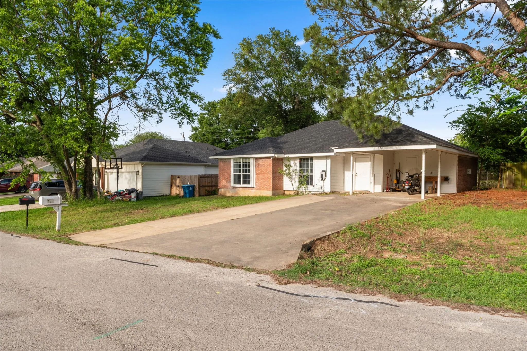 Single Family Residence For Sale in Henderson County , 316 Coral Reef Street, Gun Barrel City, Texas 75156, 3 Bedroom, 2 Bathroom, Garage spaces, 1,472 Sqft, built in 2001, Preowned, mls#21251888, Real Estate Agent in Gun Barrel City, Homes For Sale in Henderson county, Homes For Sale in Gun Barrel City, Realtor in Gun Barrel City Texas, Real Estate Brokerage Independent Realty Texas, Luminita Cordes Realtor