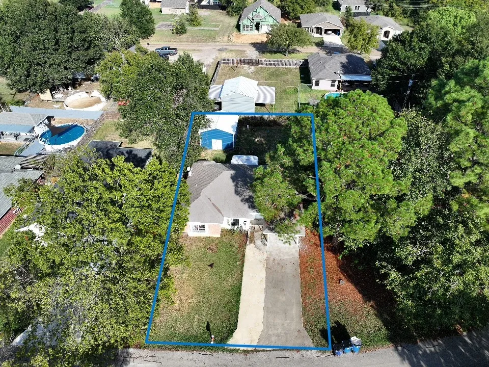 Single Family Residence For Sale in Henderson County , 316 Coral Reef Street, Gun Barrel City, Texas 75156, 3 Bedroom, 2 Bathroom, Garage spaces, 1,472 Sqft, built in 2001, Preowned, mls#21251888, Real Estate Agent in Gun Barrel City, Homes For Sale in Henderson county, Homes For Sale in Gun Barrel City, Realtor in Gun Barrel City Texas, Real Estate Brokerage Independent Realty Texas, Luminita Cordes Realtor