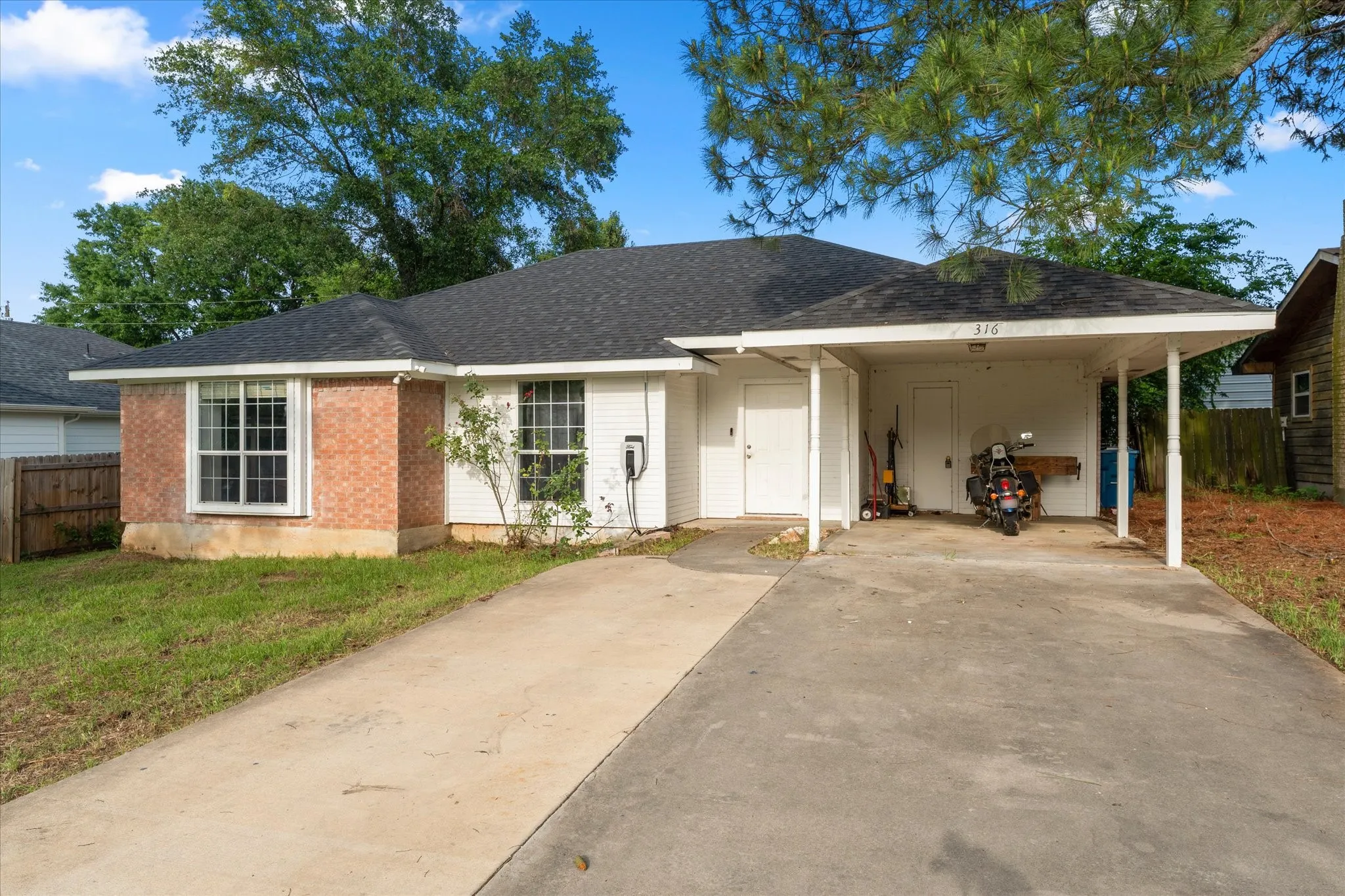 Single Family Residence For Sale in Henderson County , 316 Coral Reef Street, Gun Barrel City, Texas 75156, 3 Bedroom, 2 Bathroom, Garage spaces, 1,472 Sqft, built in 2001, Preowned, mls#21251888, Real Estate Agent in Gun Barrel City, Homes For Sale in Henderson county, Homes For Sale in Gun Barrel City, Realtor in Gun Barrel City Texas, Real Estate Brokerage Independent Realty Texas, Luminita Cordes Realtor